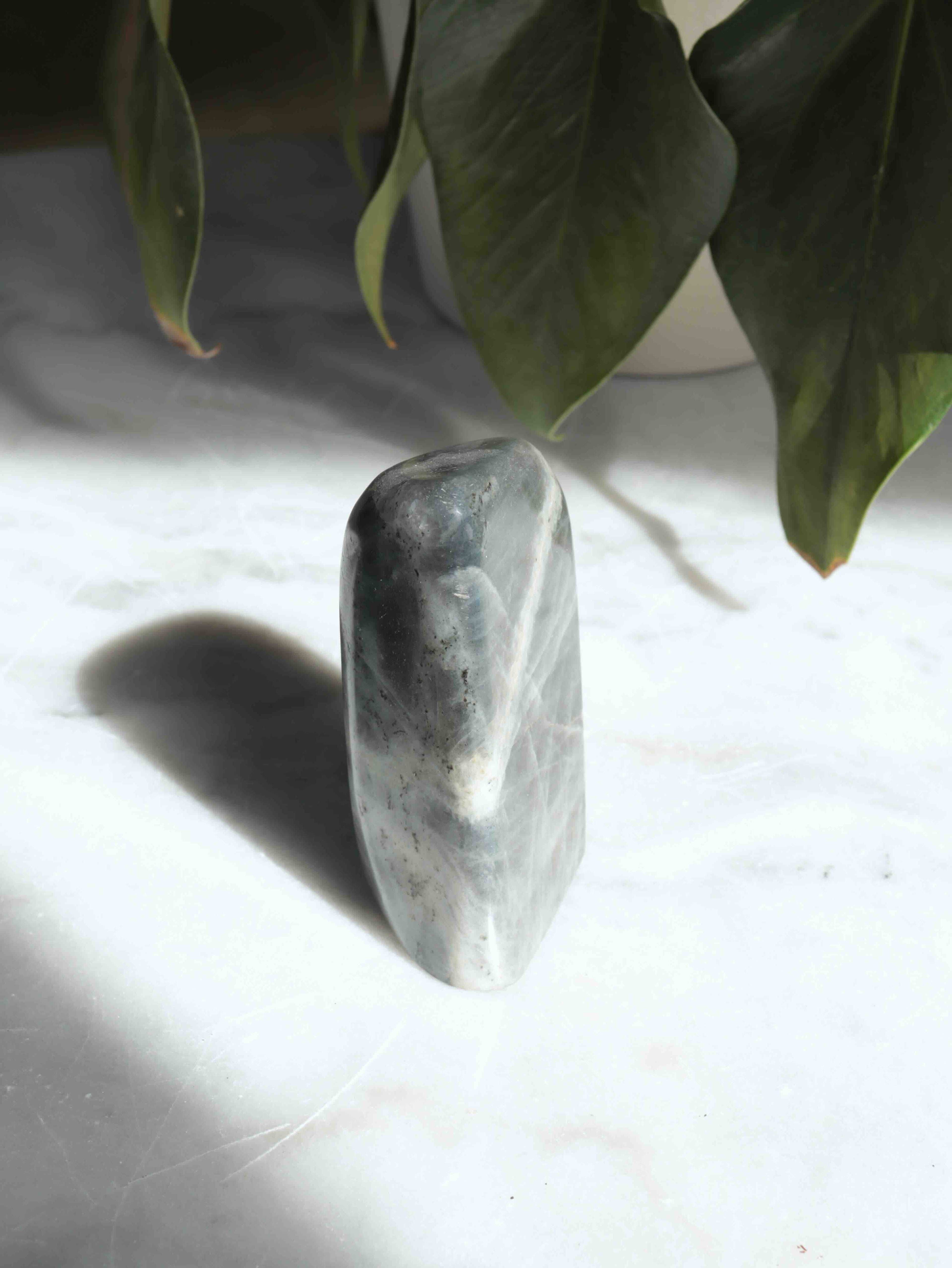 Petite Labradorite violette de Madagascar - Pierre pour se sentir protégé - SOLYA - Bijoux, Cristaux et mineraux en Belgique - Boutique de pierres naturelles et ethiques
