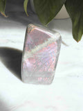 Petite Labradorite violette de Madagascar - Pierre pour se sentir protégé - SOLYA - Bijoux, Cristaux et mineraux en Belgique - Boutique de pierres naturelles et ethiques