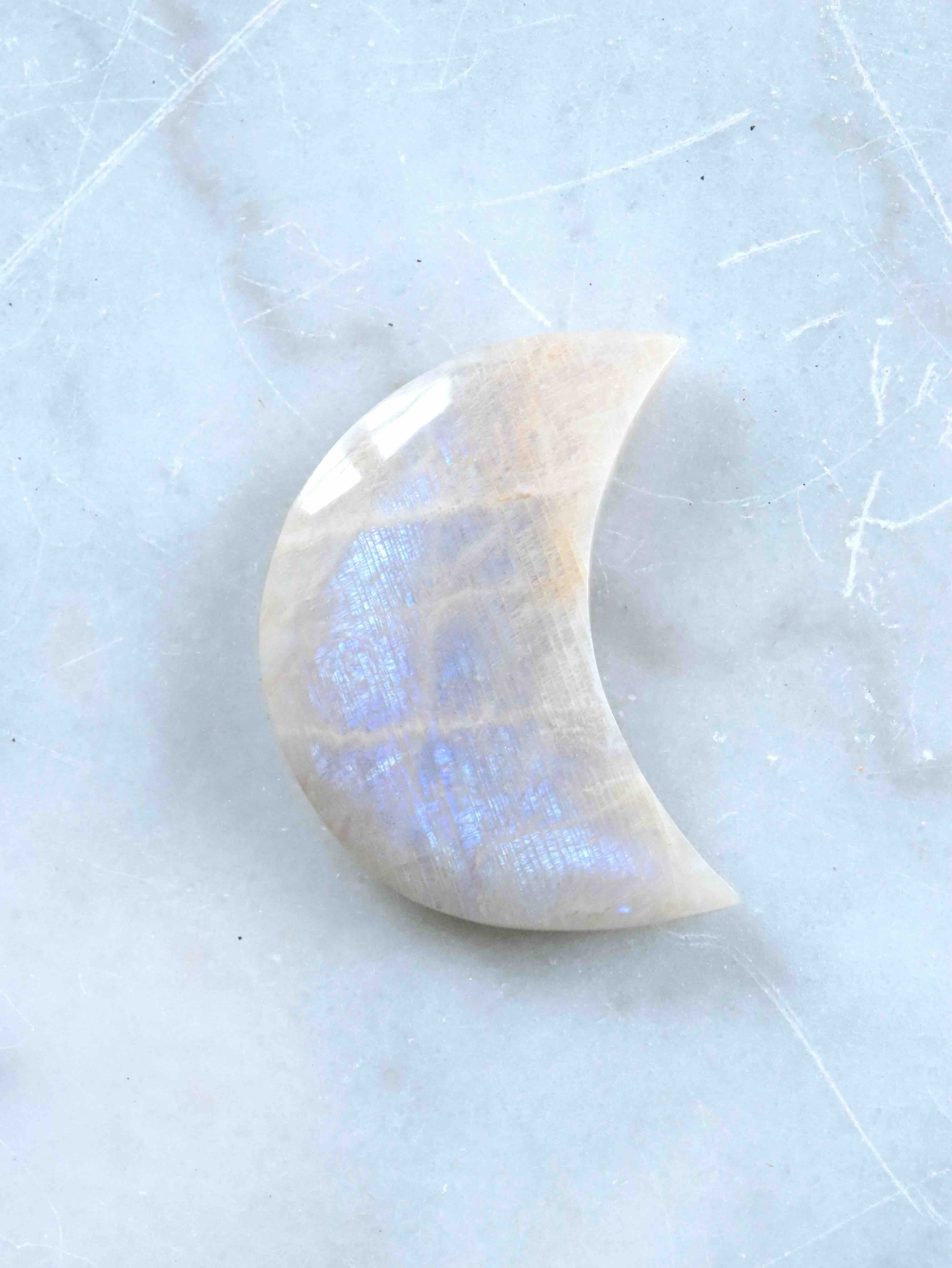 Lune en Pierre de Lune | Pierre pour le féminin sacré & l'intuition | SOLYA | Bijoux, Cristaux et mineraux en Belgique | Boutique de pierres naturelles et ethiques