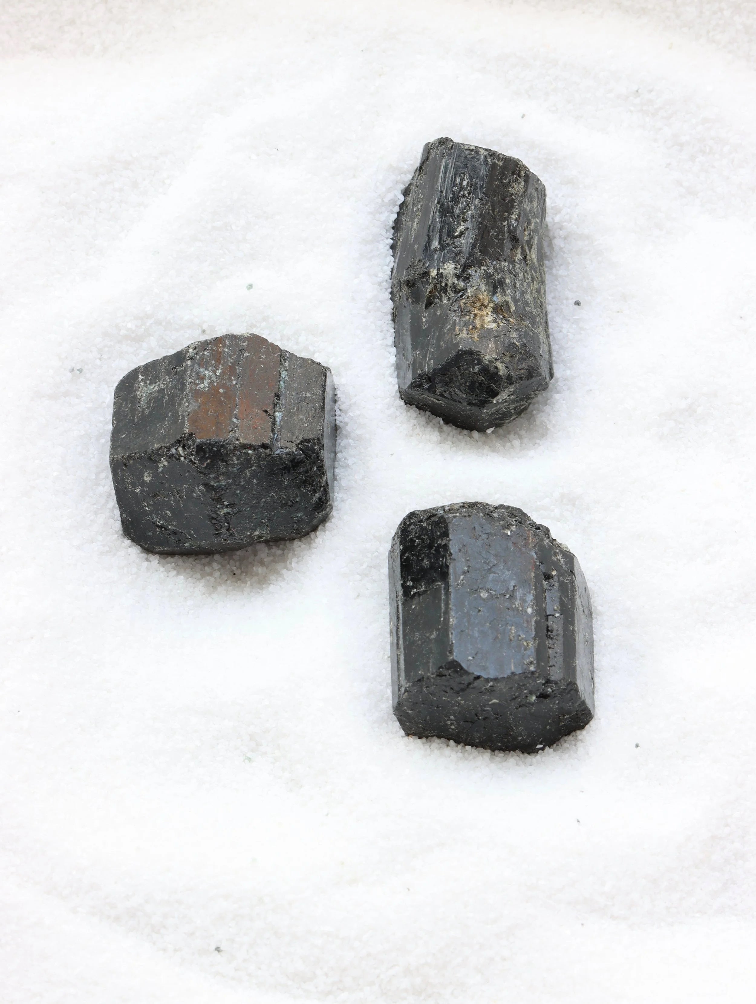 Petite Tourmaline noire brute | Pierre pour éloigner les énergies négatives  | SOLYA | Bijoux, pierres, cristaux & minéraux en Belgique | Ethique et naturelle