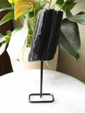 Petite Tourmaline noire sur pied - Pierre pour éloigner les énergies négatives - SOLYA - Bijoux, Cristaux et mineraux en Belgique - Boutique de pierres naturelles et ethiques