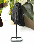 Petite Tourmaline noire sur pied - Pierre pour éloigner les énergies négatives - SOLYA - Bijoux, Cristaux et mineraux en Belgique - Boutique de pierres naturelles et ethiques