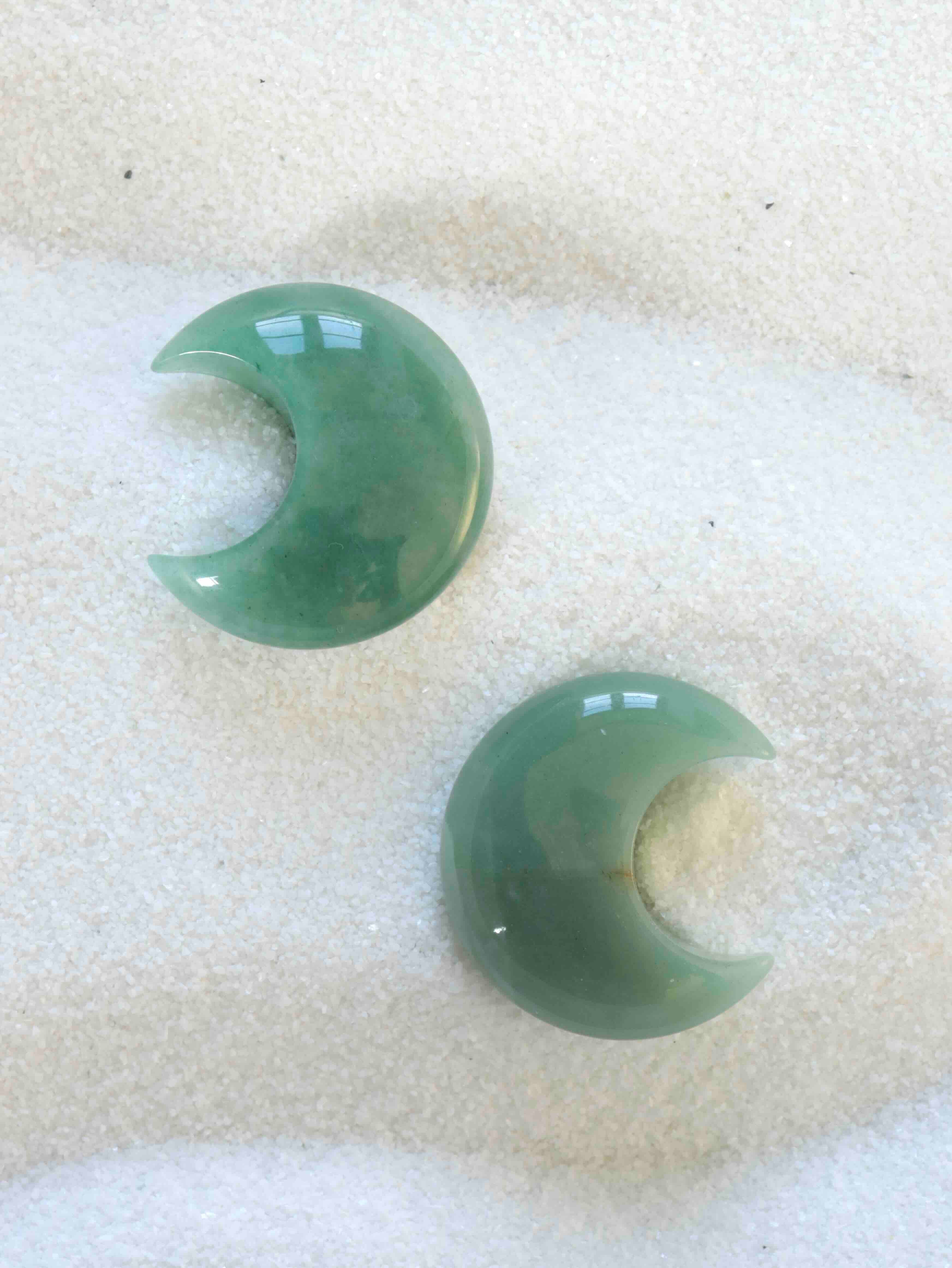 Petite lune en Aventurine - Pierre pour avancer avec confiance - SOLYA - Bijoux, Cristaux et mineraux en Belgique - Boutique de pierres naturelles et ethiques