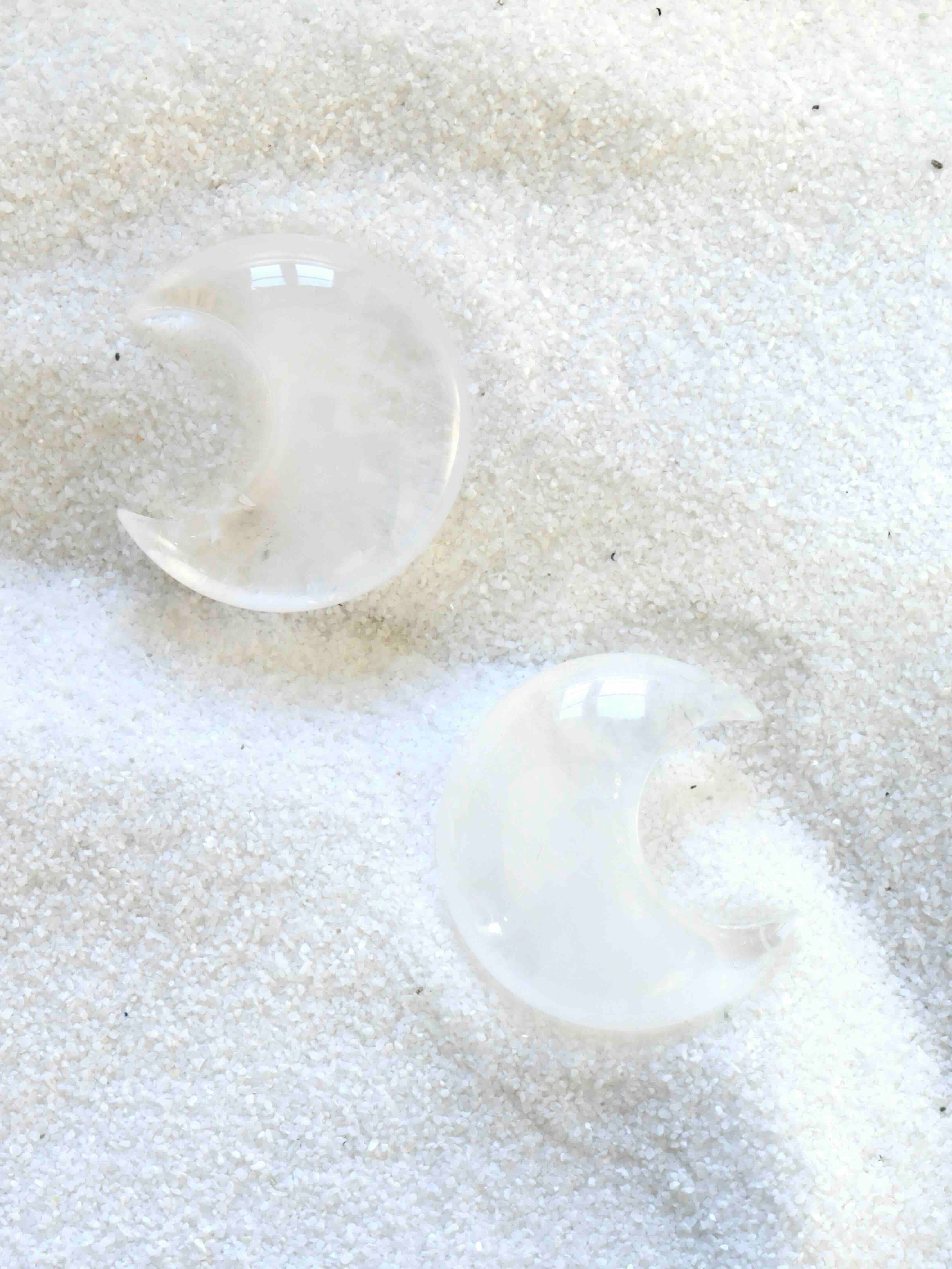 Petite lune en Cristal de Roche - Pierre pour se recentrer sur son intention - SOLYA - Bijoux, Cristaux et mineraux en Belgique - Boutique de pierres naturelles et ethiques