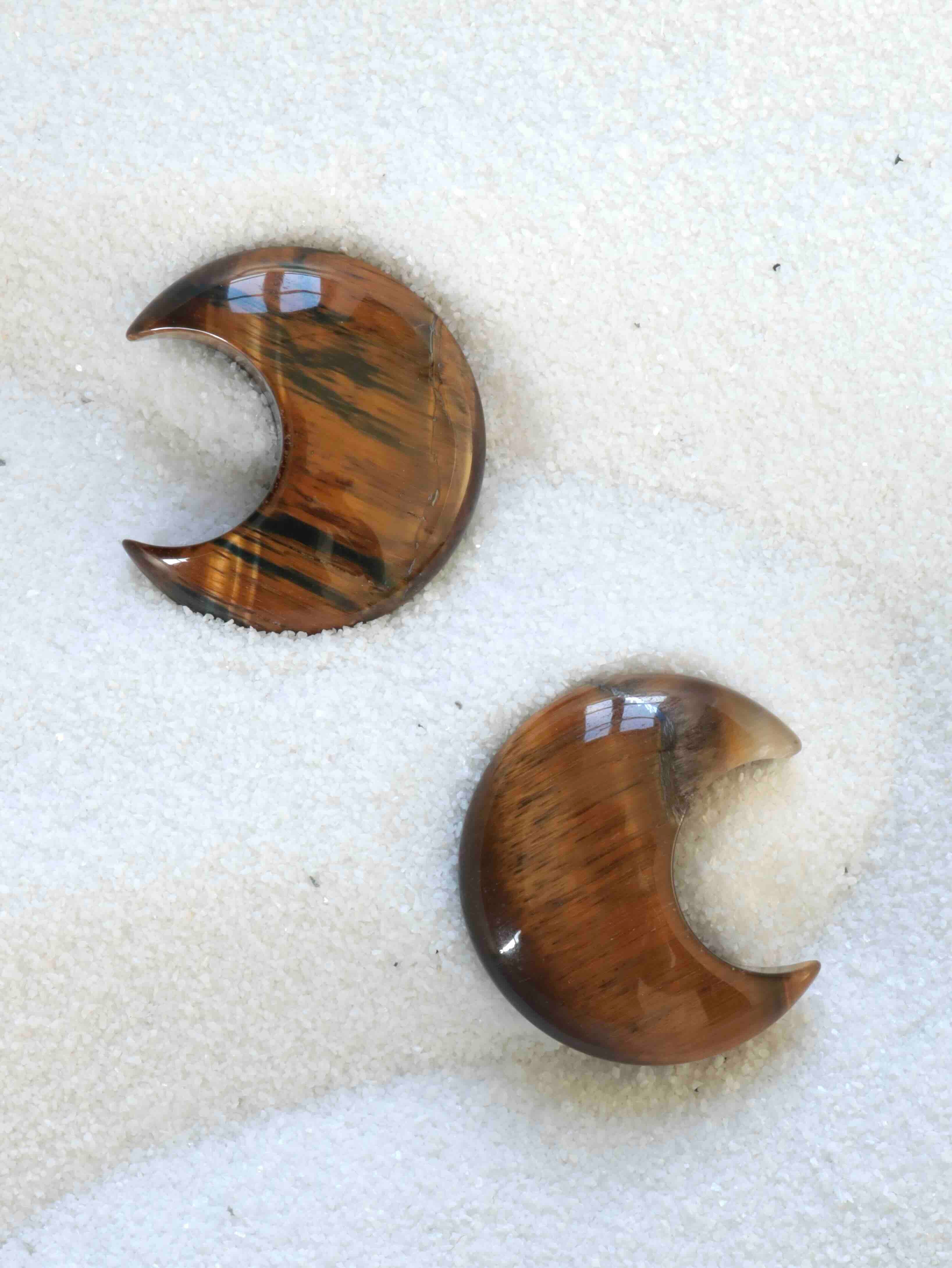 Petite lune en Oeil-de-tigre - Pierre pour laisser briller sa lumière - SOLYA - Bijoux, Cristaux et mineraux en Belgique - Boutique de pierres naturelles et ethiques