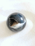 Petite sphère Agate - Pierre pour le courage & la chance - SOLYA - Bijoux, Cristaux et mineraux en Belgique - Boutique de pierres naturelles et ethiques