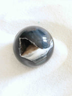 Petite sphère Agate - Pierre pour le courage & la chance - SOLYA - Bijoux, Cristaux et mineraux en Belgique - Boutique de pierres naturelles et ethiques