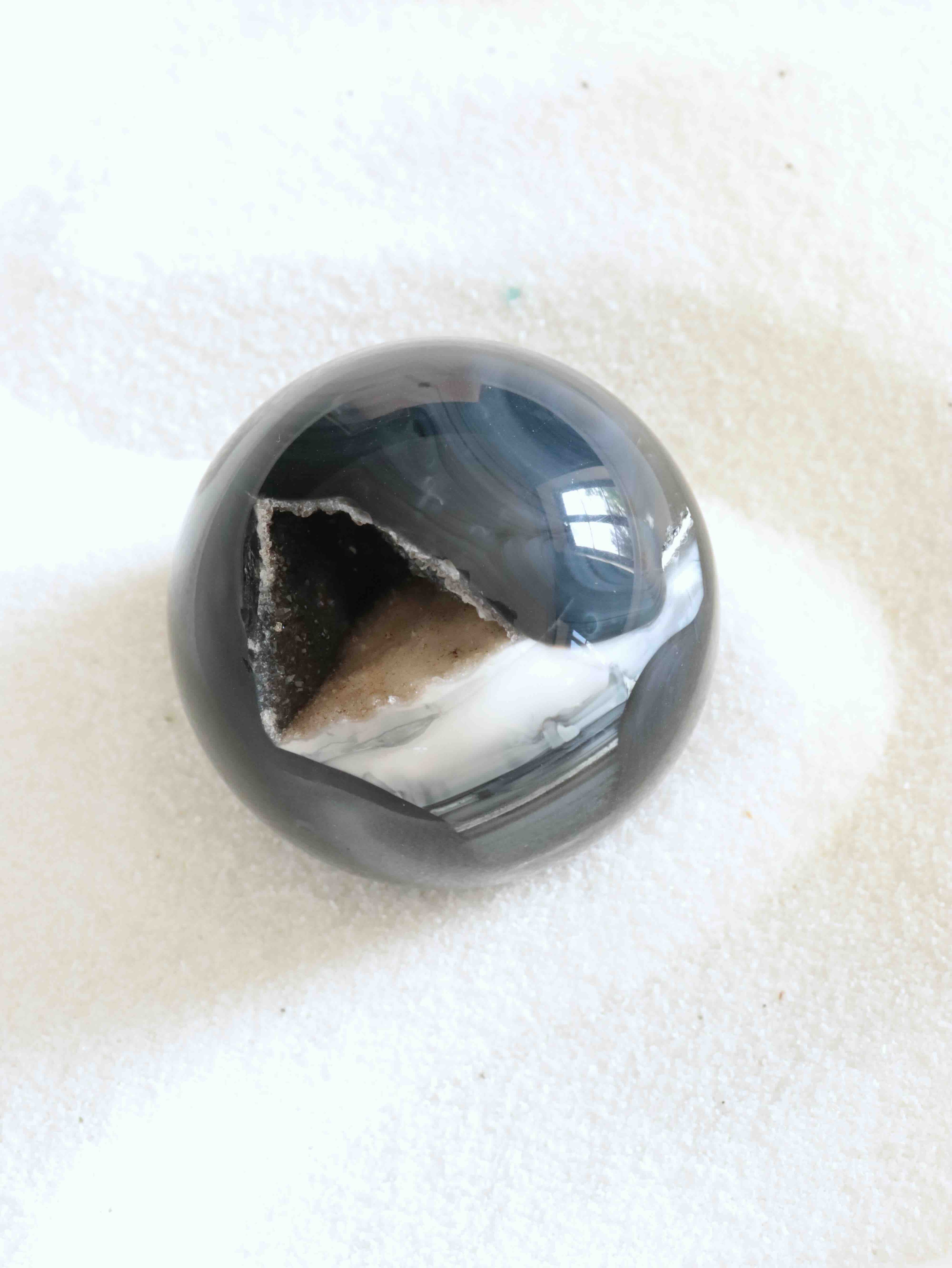 Petite sphère Agate - Pierre pour le courage & la chance - SOLYA - Bijoux, Cristaux et mineraux en Belgique - Boutique de pierres naturelles et ethiques