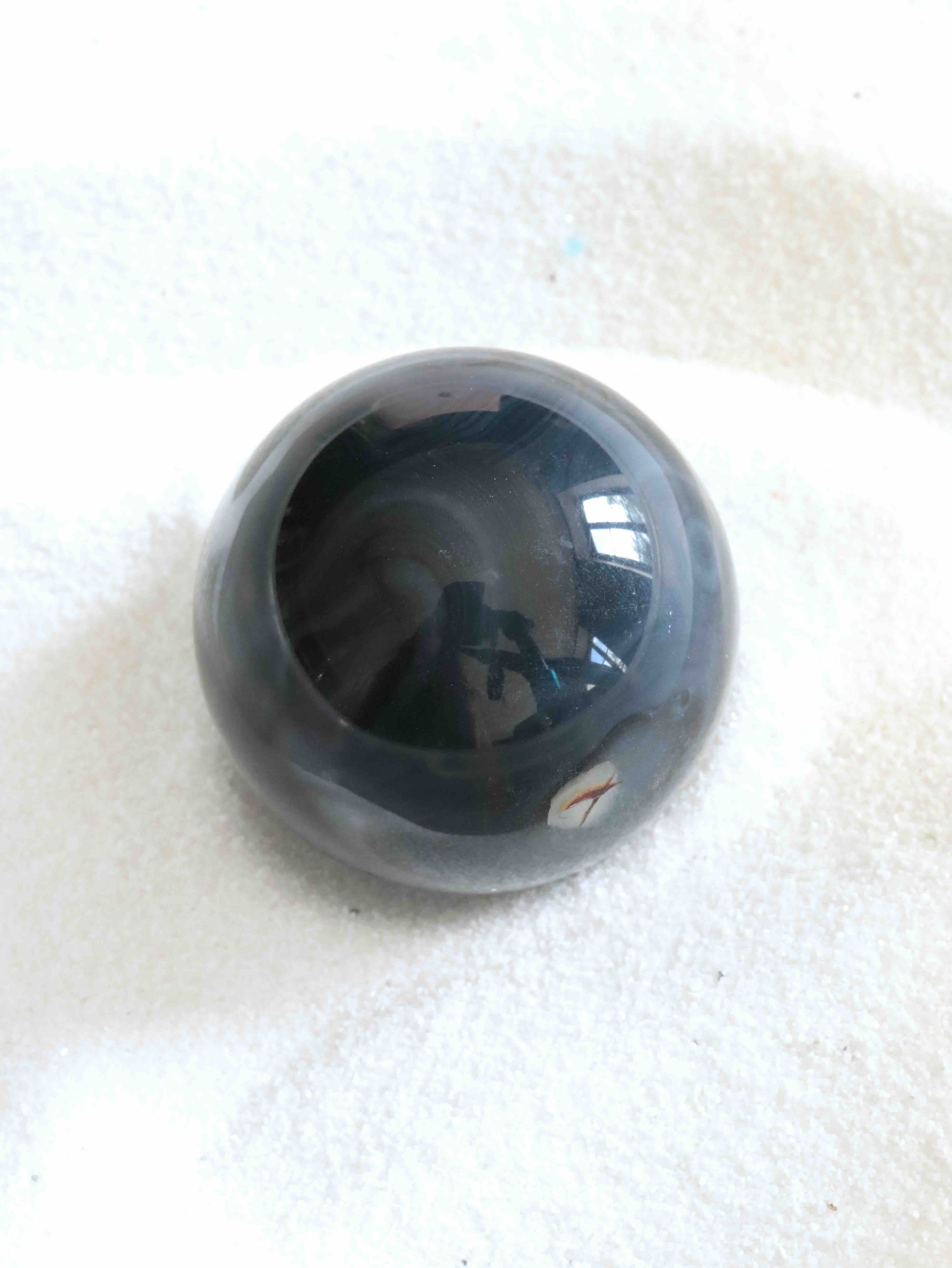 Petite sphère Agate - Pierre pour le courage & la chance - SOLYA - Bijoux, Cristaux et mineraux en Belgique - Boutique de pierres naturelles et ethiques