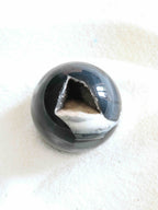 Petite sphère Agate - Pierre pour le courage & la chance - SOLYA - Bijoux, Cristaux et mineraux en Belgique - Boutique de pierres naturelles et ethiques