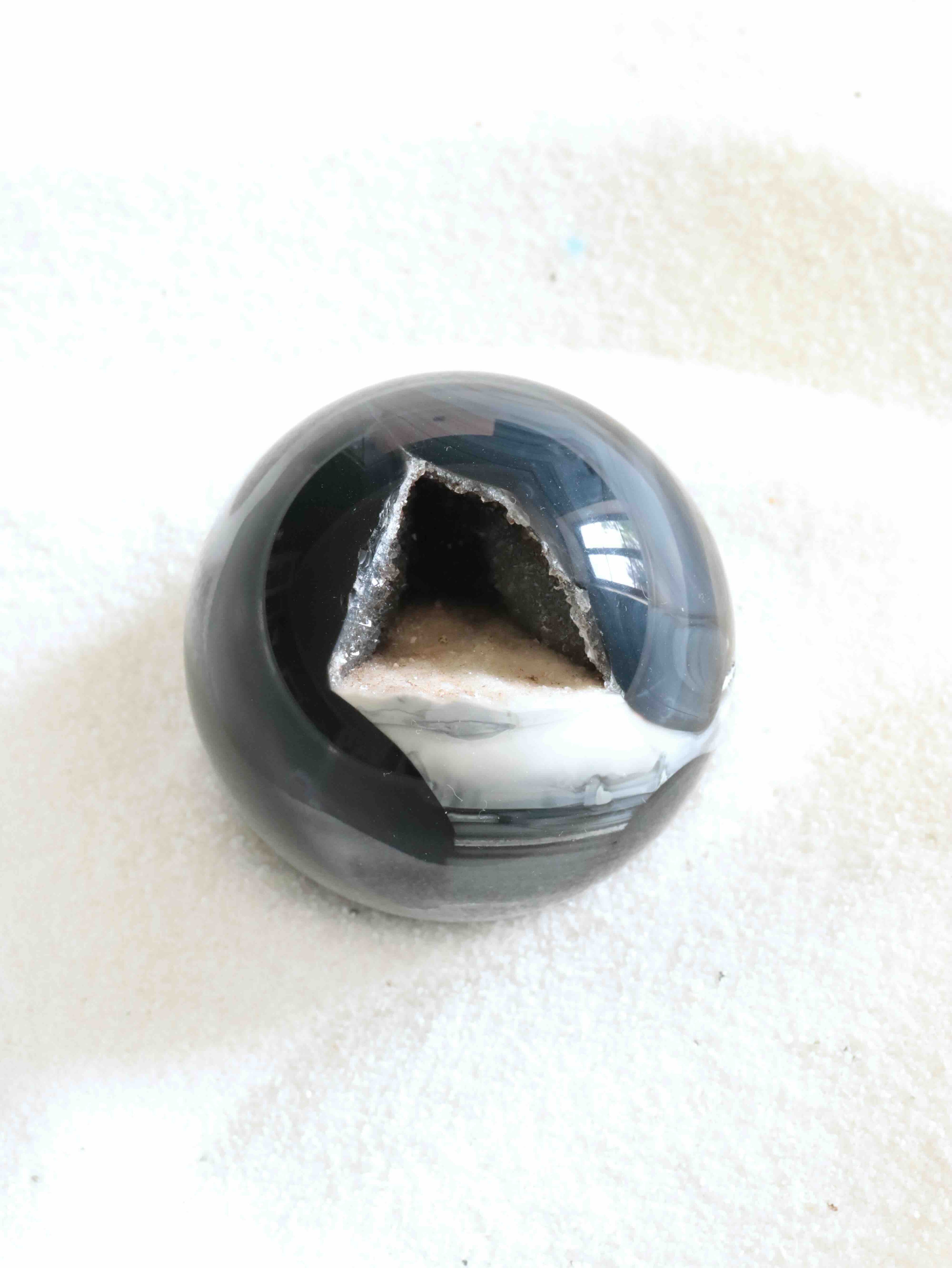 Petite sphère Agate - Pierre pour le courage & la chance - SOLYA - Bijoux, Cristaux et mineraux en Belgique - Boutique de pierres naturelles et ethiques