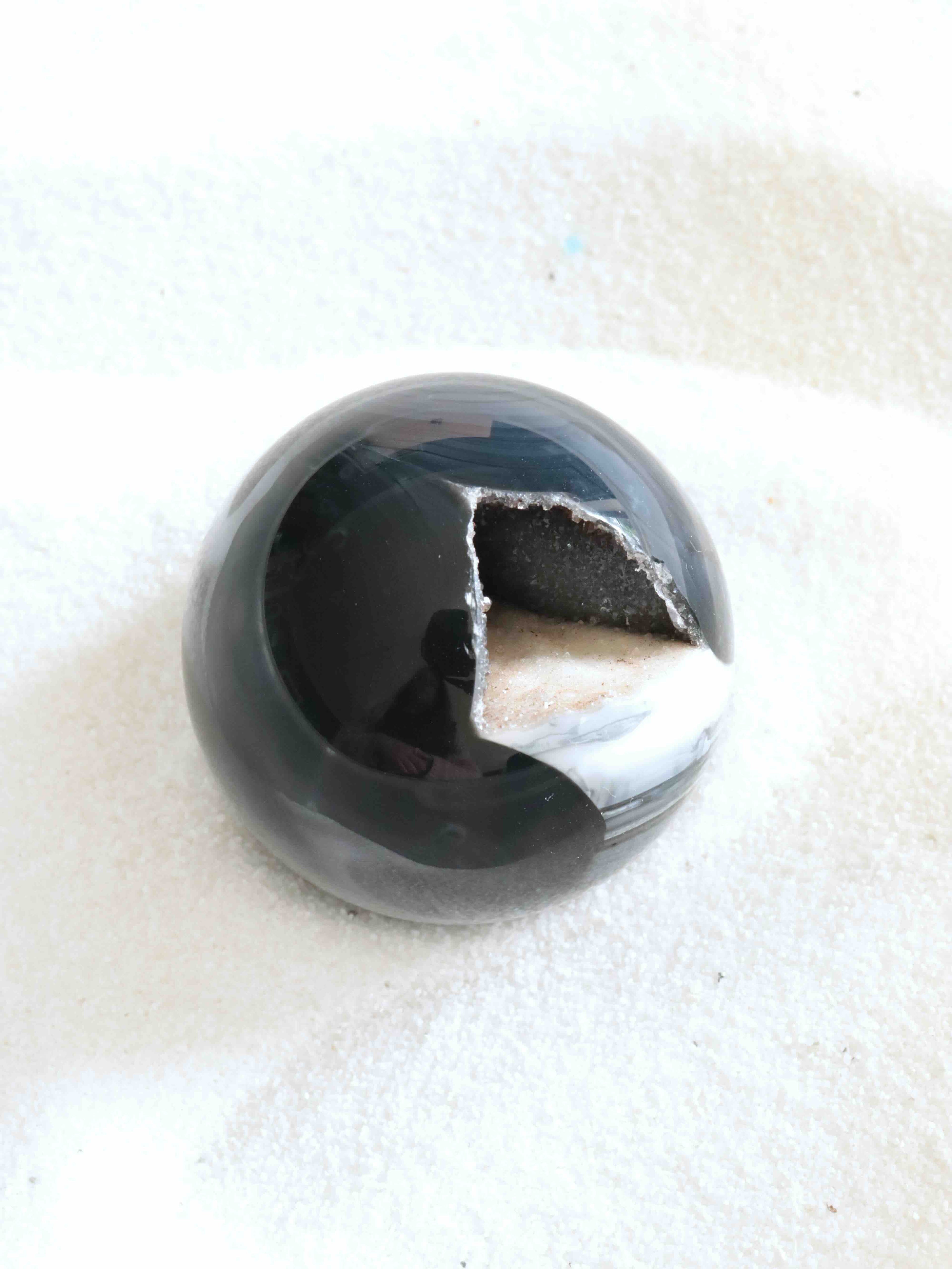 Petite sphère Agate - Pierre pour le courage & la chance - SOLYA - Bijoux, Cristaux et mineraux en Belgique - Boutique de pierres naturelles et ethiques