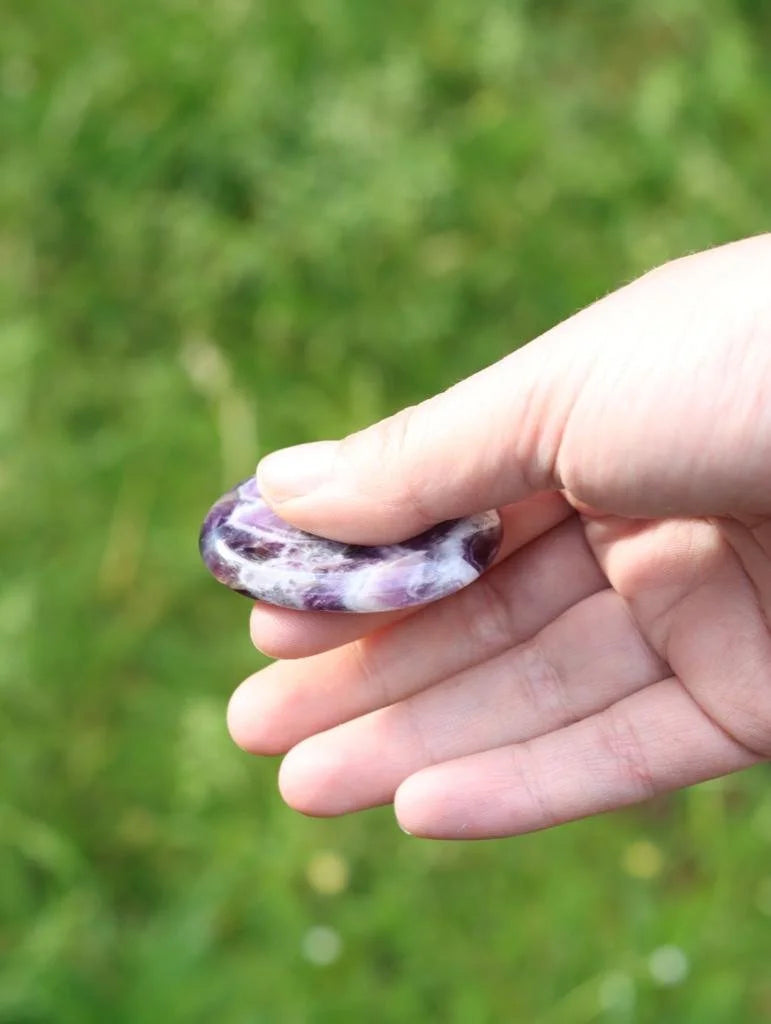Pierre anti-stress Amethyste | Worry stone pour se detendre et se reconnecter | SOLYA | Bijoux, pierres, cristaux & minéraux en Belgique | Ethique et naturel