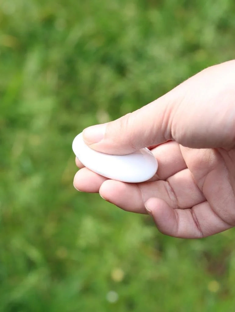 Pierre anti-stress en Howlite | Worry stone pour retrouver la stabilité | SOLYA | Bijoux, pierres, cristaux & minéraux en Belgique | Ethique et naturel