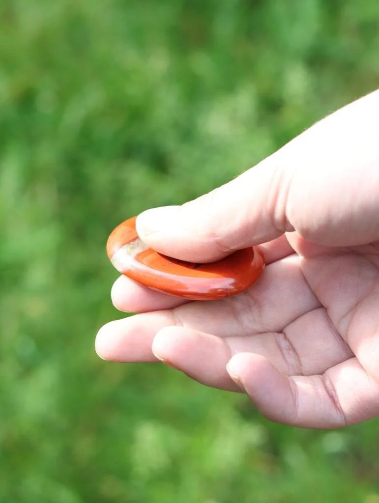Pierre anti-stress Jaspe rouge | Pierre pour prendre sa place | SOLYA | Pierres ethiques et naturelles en Belgique | Bijoux, cristaux et mineraux 