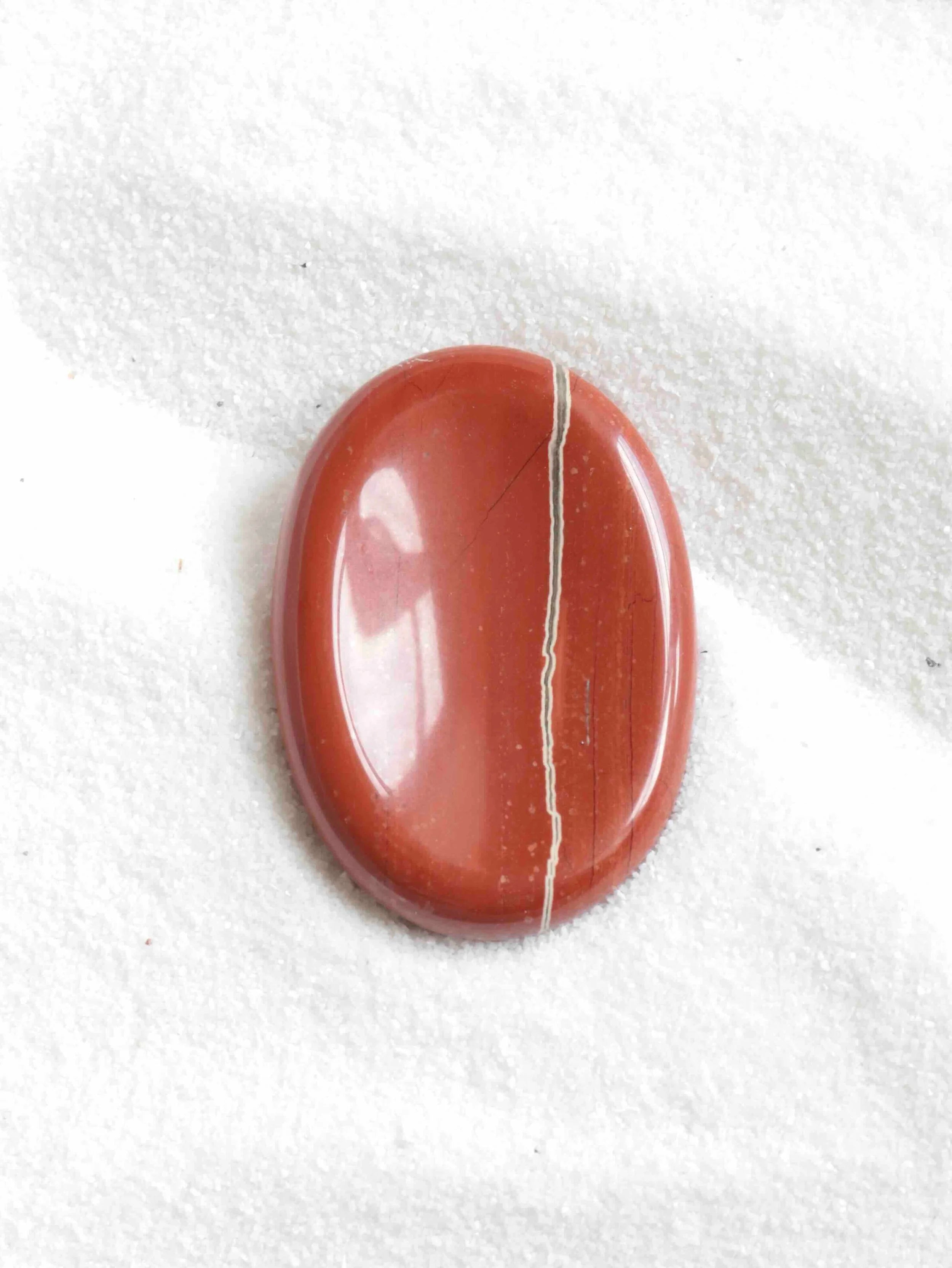 Pierre anti-stress Jaspe rouge | Worry stone pour prendre sa place | SOLYA | Pierres ethiques et naturelles en Belgique | Bijoux, cristaux et mineraux 