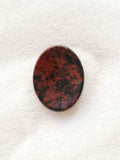 Pierre anti-stress Obsidienne acajou | Worry stone bouclier et pour l'ouverture aux possibilites | SOLYA | Pierres ethiques et naturelles en Belgique | Bijoux, cristaux et mineraux