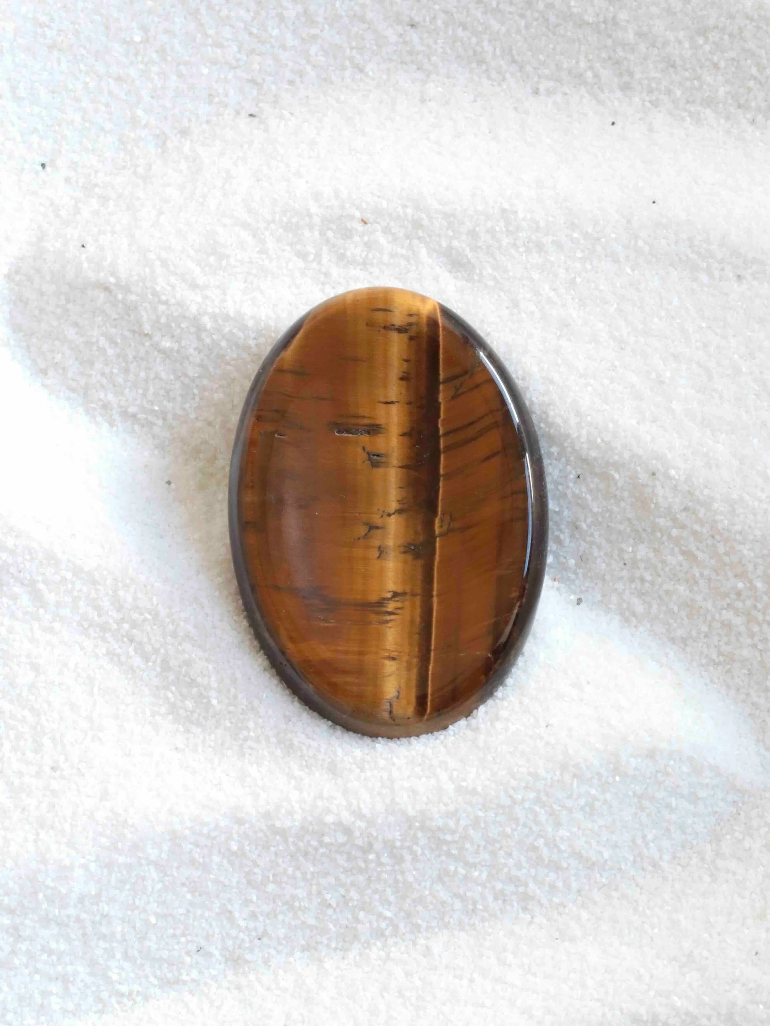 Pierre anti-stress Oeil-de-Tigre | Worry stone pour laisser briller sa lumiere | SOLYA | Pierres ethiques et naturelles en Belgique | Bijoux, cristaux et mineraux