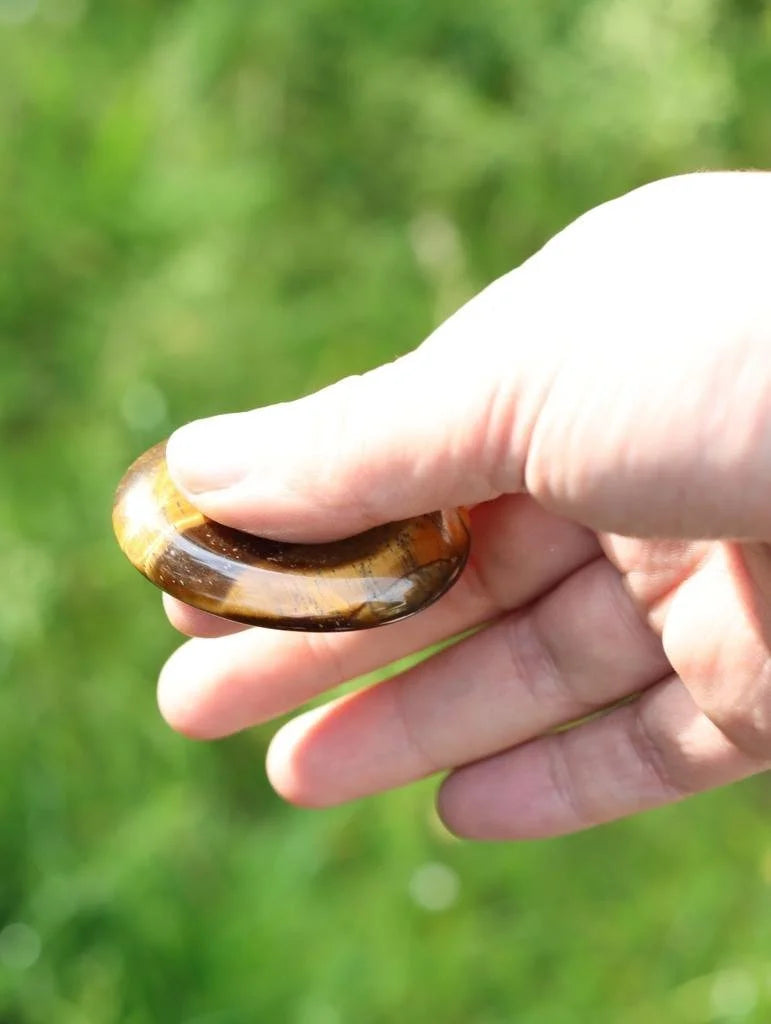 Pierre anti-stress Oeil-de-Tigre | Worry stone pour laisser briller sa lumiere | SOLYA | Pierres ethiques et naturelles en Belgique | Bijoux, cristaux et mineraux