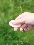 Pierre anti-stress Quartz rose | Worry stone pour l'Amour & la Douceur - SOLYA - Eshop de lithothérapie en Belgique - Magasin de bijoux, cristaux & minéraux - Pierres éthiques & naturelles