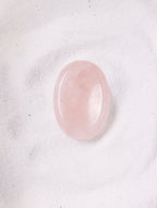 Pierre anti-stress Quartz rose | Worry stone pour l'Amour & la Douceur - SOLYA - Eshop de lithothérapie en Belgique - Magasin de bijoux, cristaux & minéraux - Pierres éthiques & naturelles