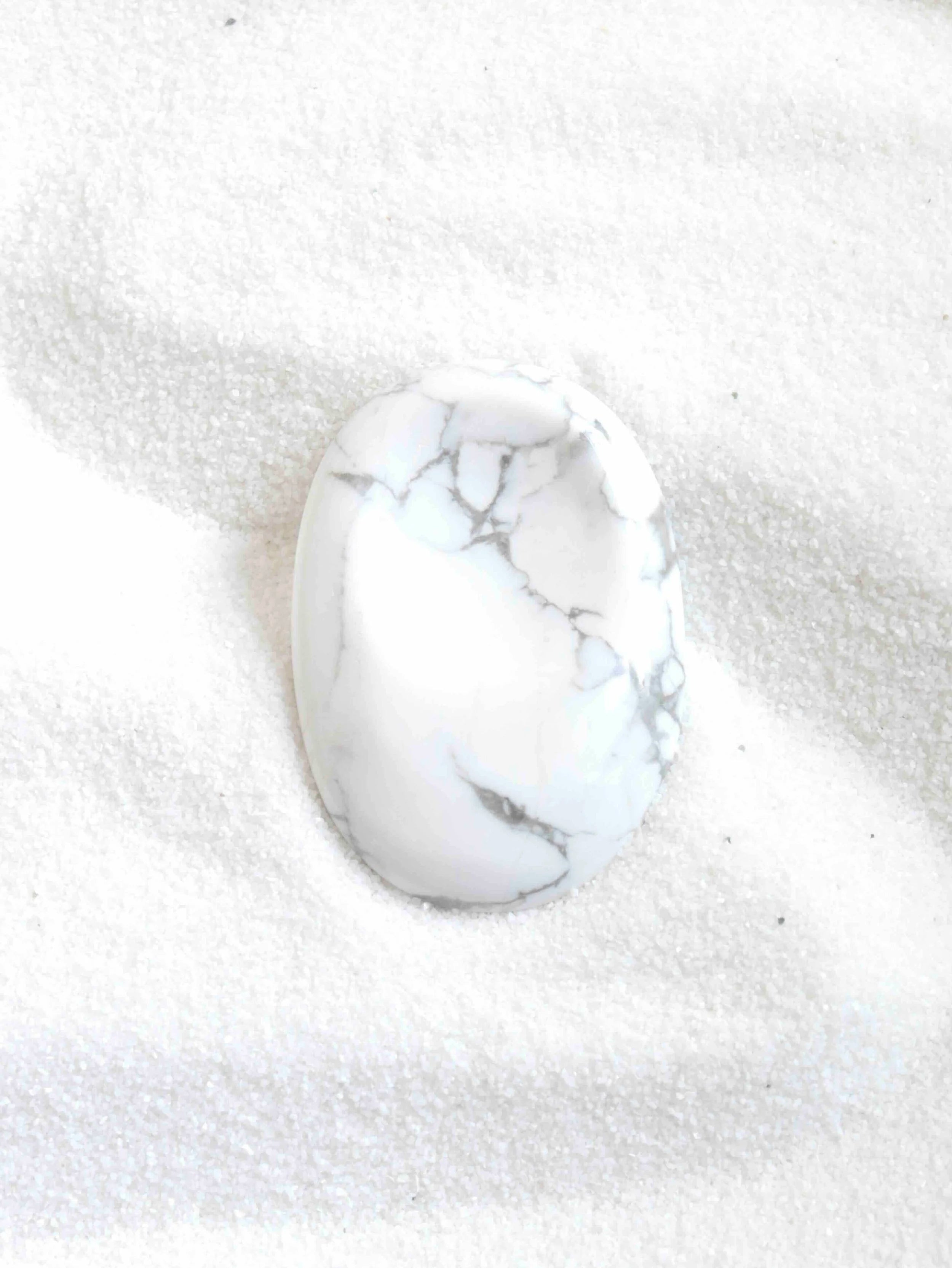 Pierre anti-stress en Howlite | Worry stone pour retrouver la stabilité | SOLYA | Bijoux, pierres, cristaux & minéraux en Belgique | Ethique et naturel