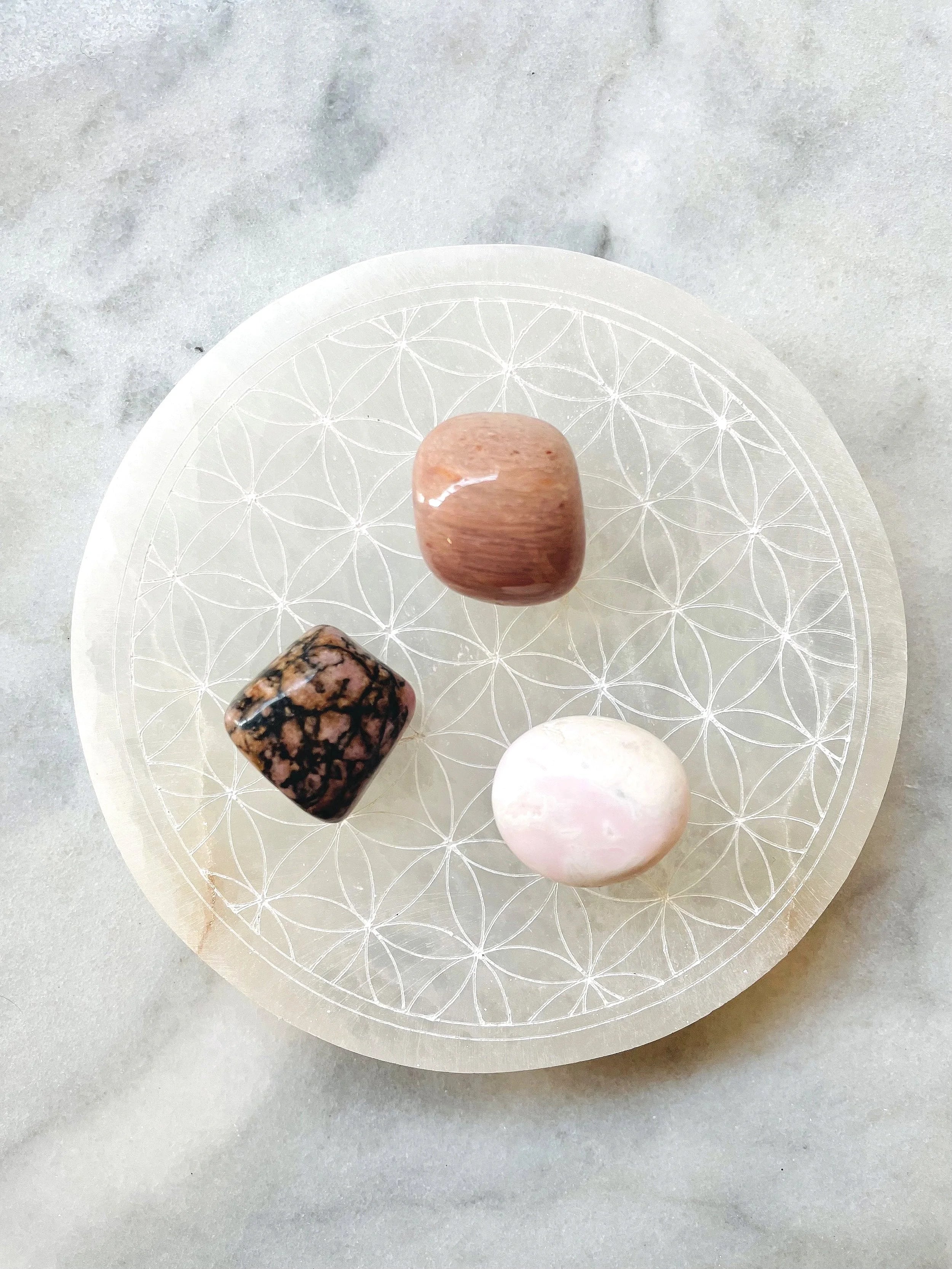 Plaque en Sélénite | Pierre pour Assainir & Apaiser | SOLYA | Boutique belge de pierres, bijoux, cristaux et minéraux | Ethique & Traçable