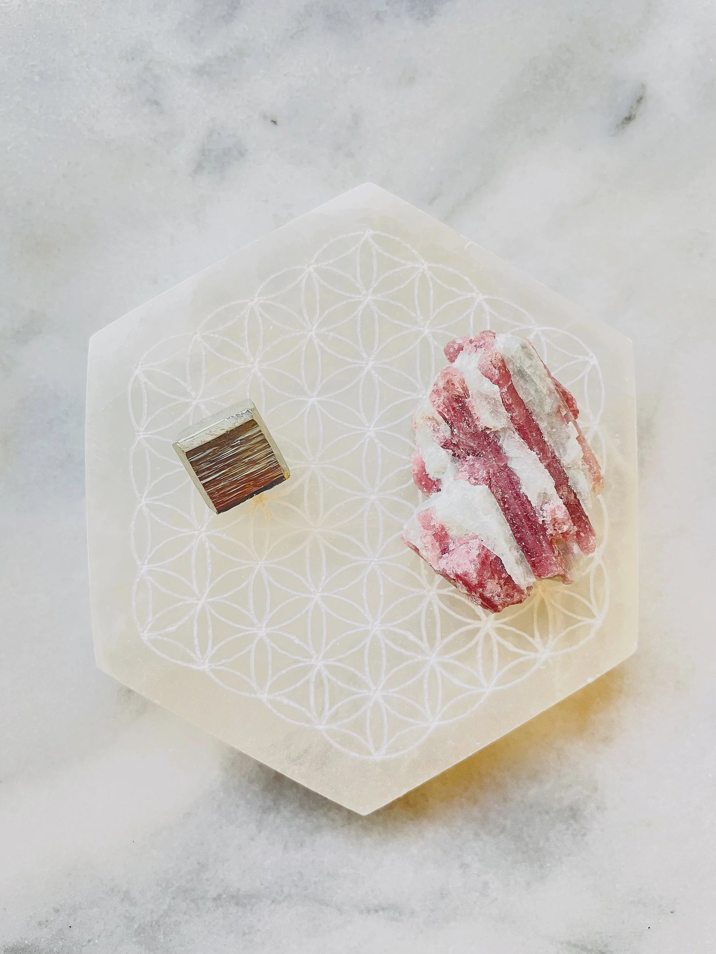 Plaque hexagonale en Selenite | Pierre pour assainir & apaiser | SOLYA | Boutique belge de pierres, bijoux, cristaux et minéraux | Ethique & Traçable