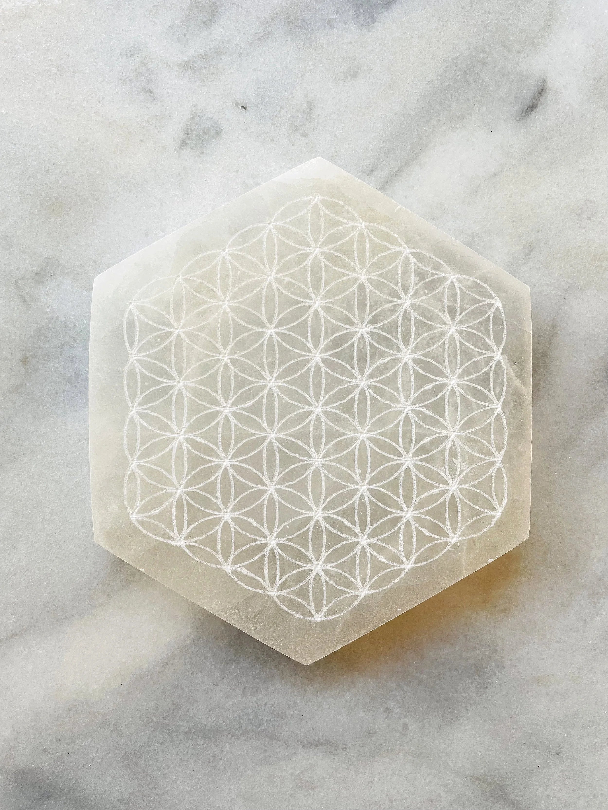 Plaque hexagonale en Selenite | Pierre pour assainir & apaiser | SOLYA | Boutique belge de pierres, bijoux, cristaux et minéraux | Ethique & Traçable