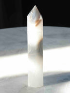 Pointe Agate - Pierre pour le courage & la chance - SOLYA - Bijoux, Cristaux et mineraux en Belgique - Boutique de pierres naturelles et ethiques