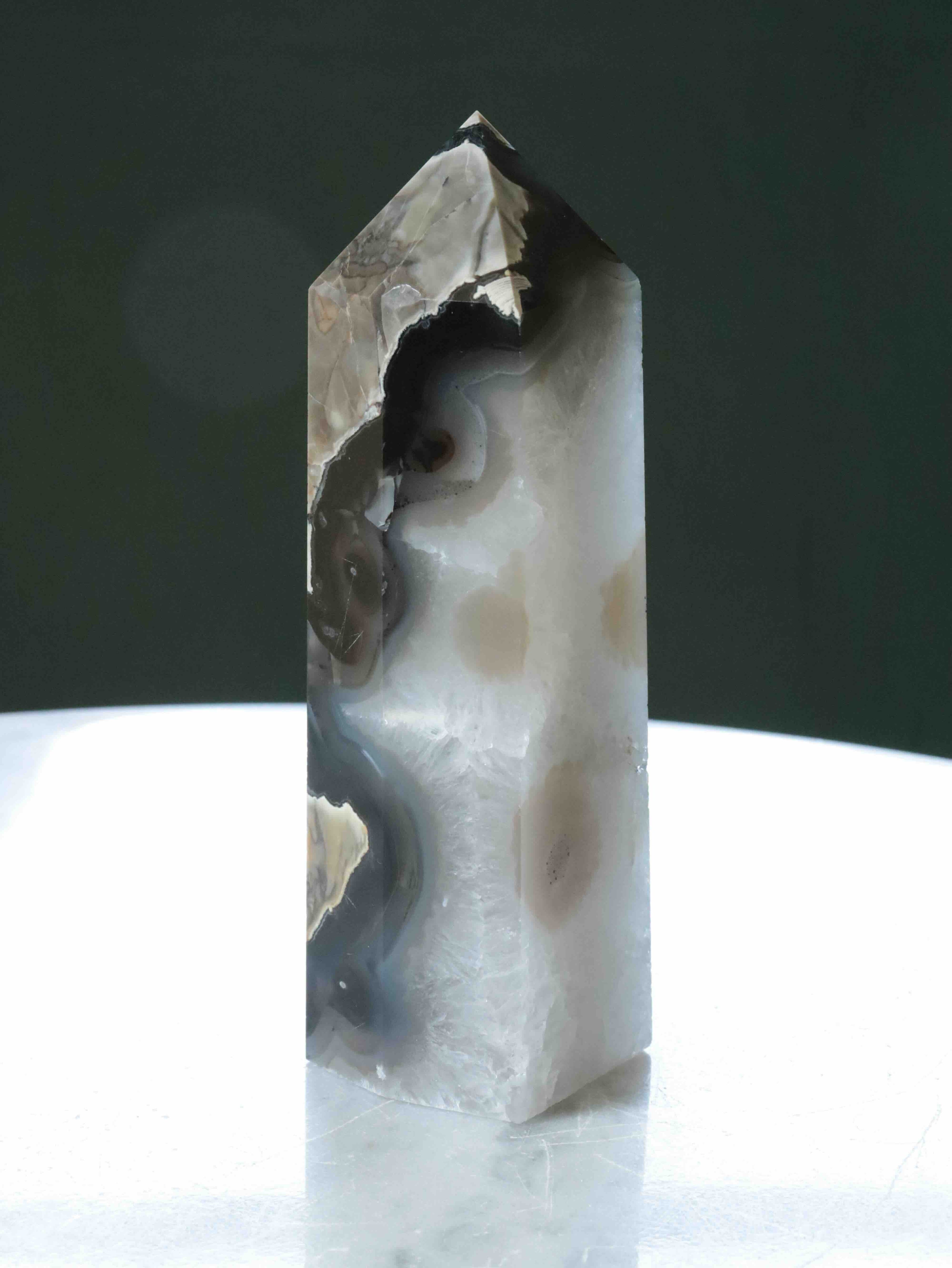 Pointe Agate volcanique - Pierre pour le courage & la chance - SOLYA - Bijoux, Cristaux et mineraux en Belgique - Boutique de pierres naturelles et ethiques