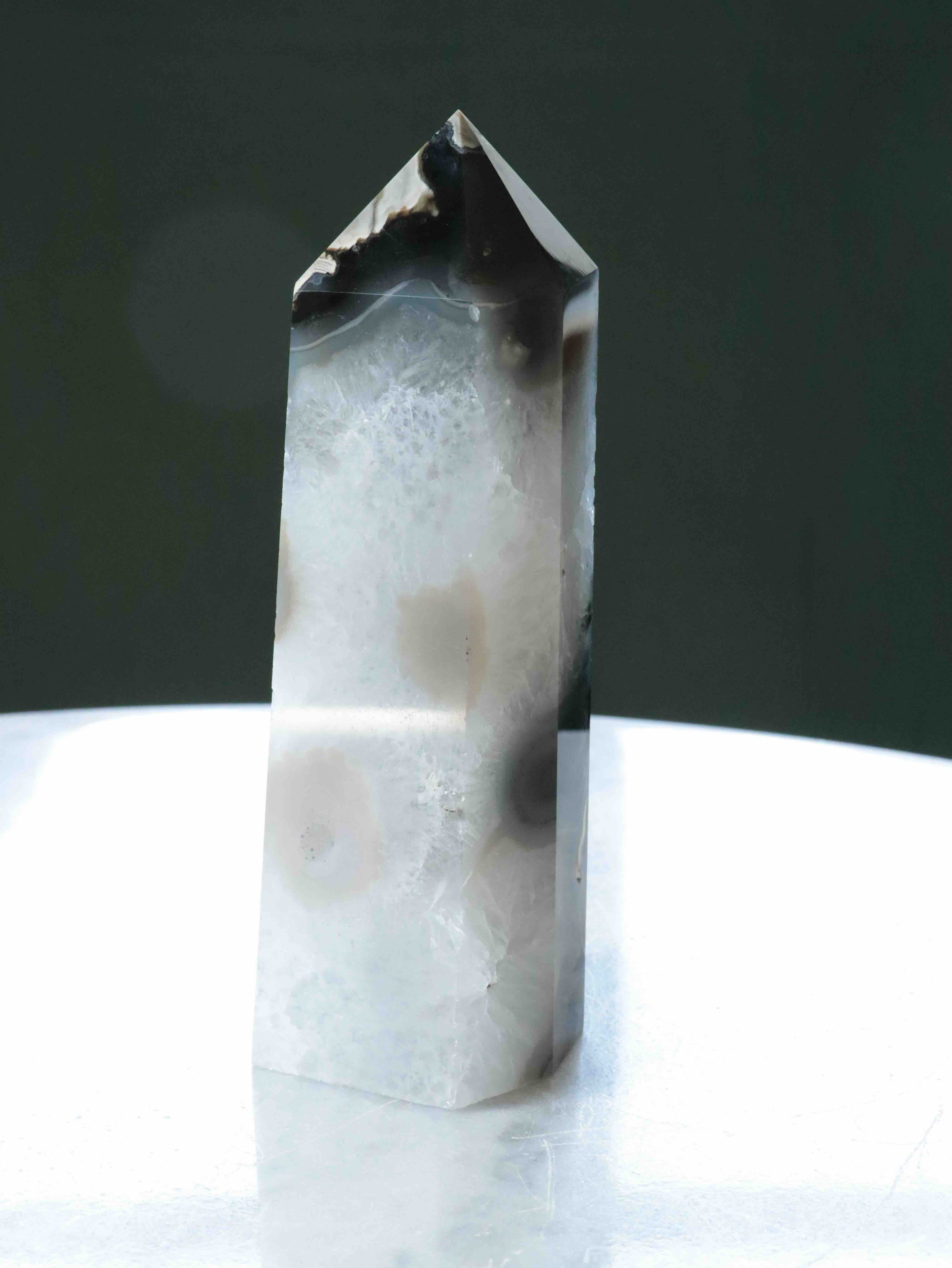 Pointe Agate volcanique - Pierre pour le courage & la chance - SOLYA - Bijoux, Cristaux et mineraux en Belgique - Boutique de pierres naturelles et ethiques