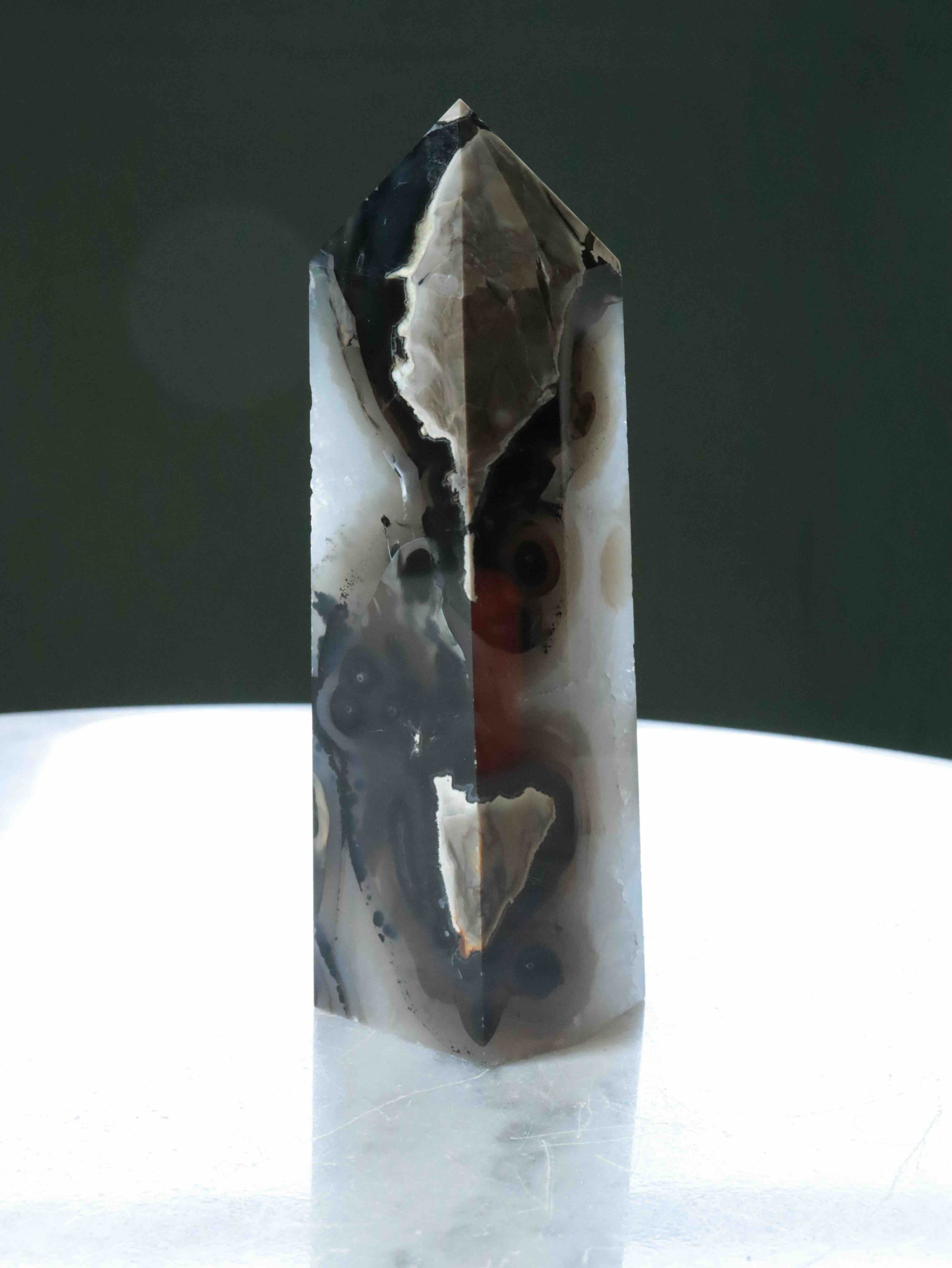 Pointe Agate volcanique - Pierre pour le courage & la chance - SOLYA - Bijoux, Cristaux et mineraux en Belgique - Boutique de pierres naturelles et ethiques