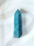 Pointe Apatite bleue - Pierre pour transcender les troubles émotionnels & Apaiser les émotions - SOLYA - Bijoux, Cristaux et mineraux en Belgique - Boutique de pierres naturelles et ethiques