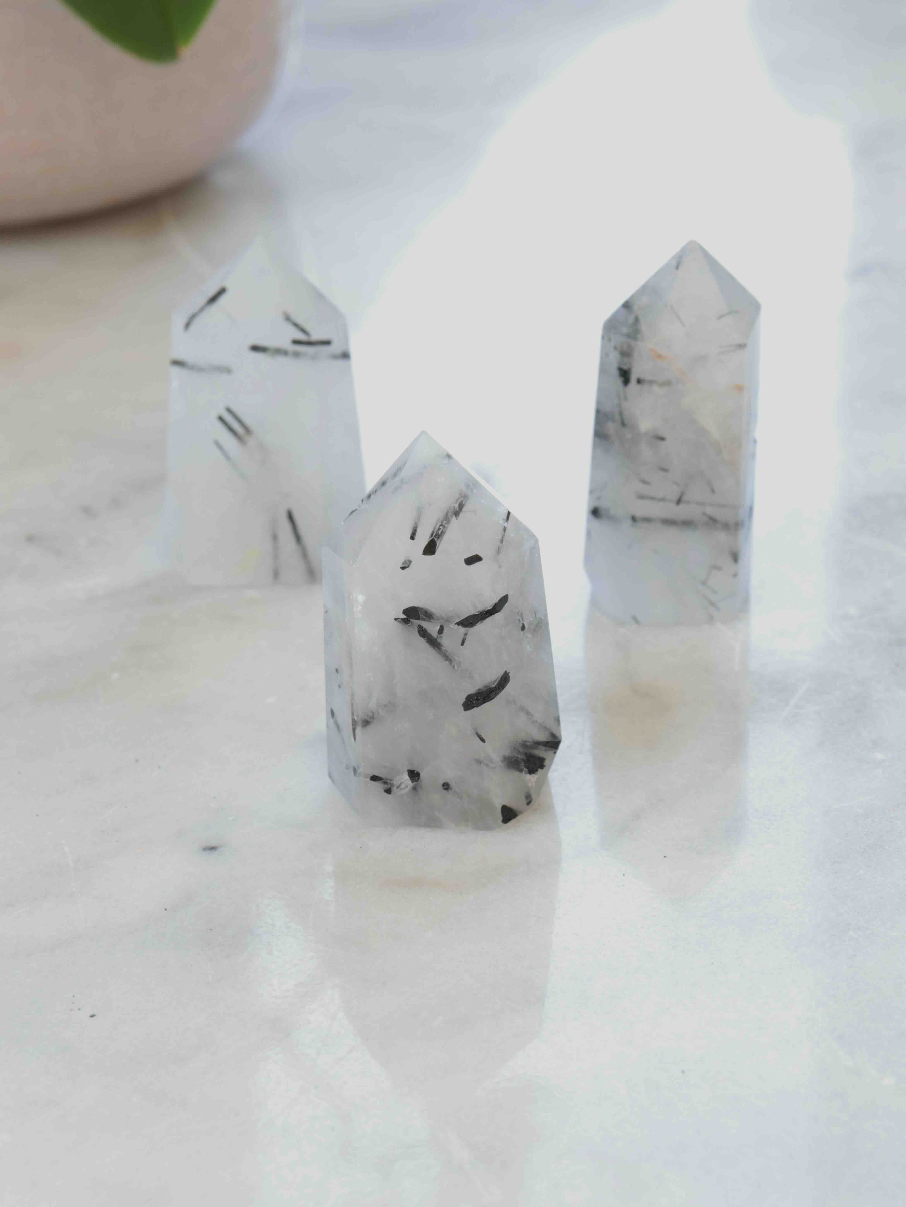 Pointes en Quartz à Tourmaline et Mica | Pierre pour ne plus s'autolimiter | Magasin de pierres ethiques & naturelles en Belgique
