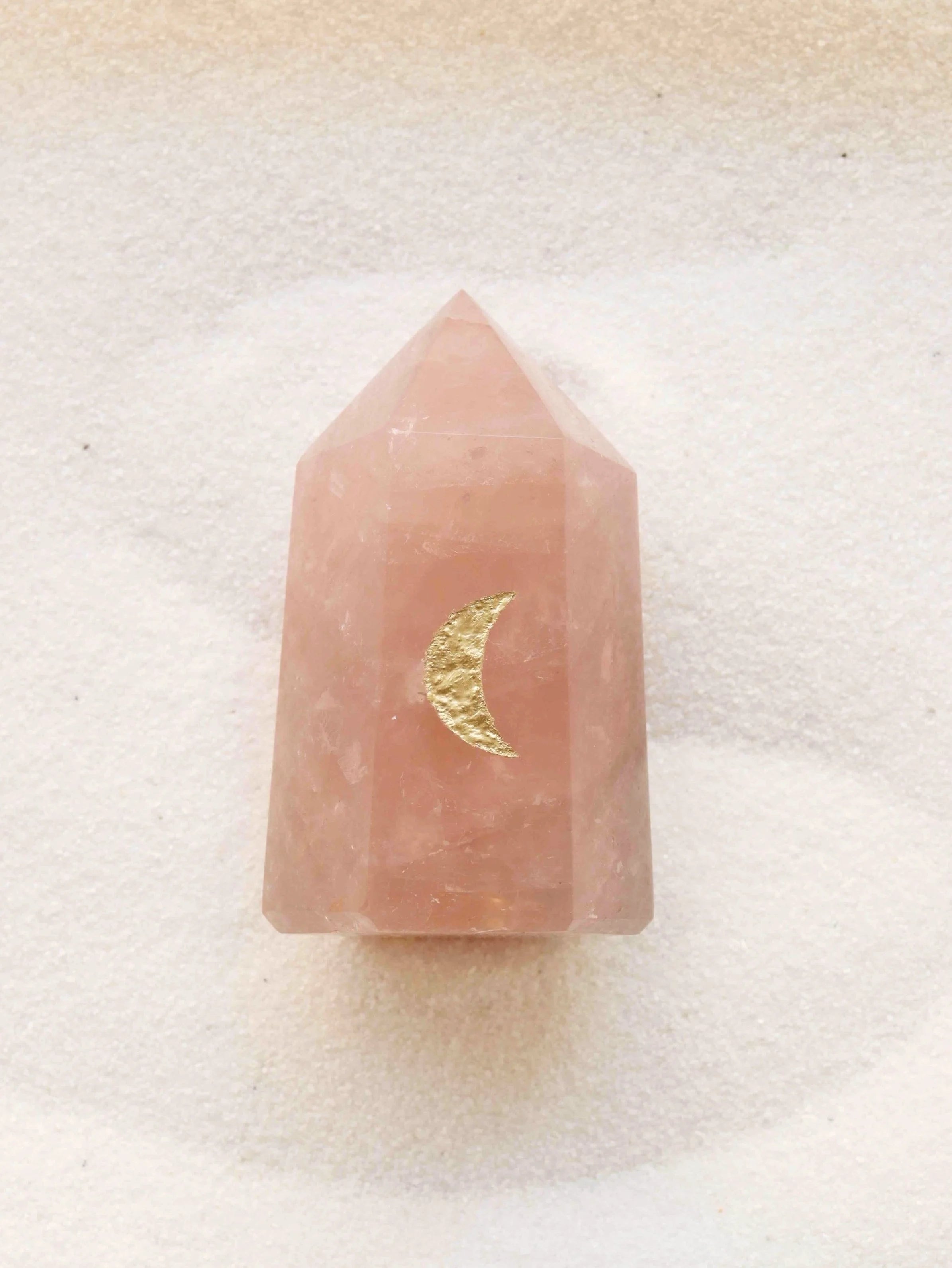 Pointe Quartz rose gravee Lune | Pierre pour l'Amour et la Douceur | SOLYA | Bijoux, Cristaux et mineraux en Belgique | Eshop de pierres naturelles & ethiques