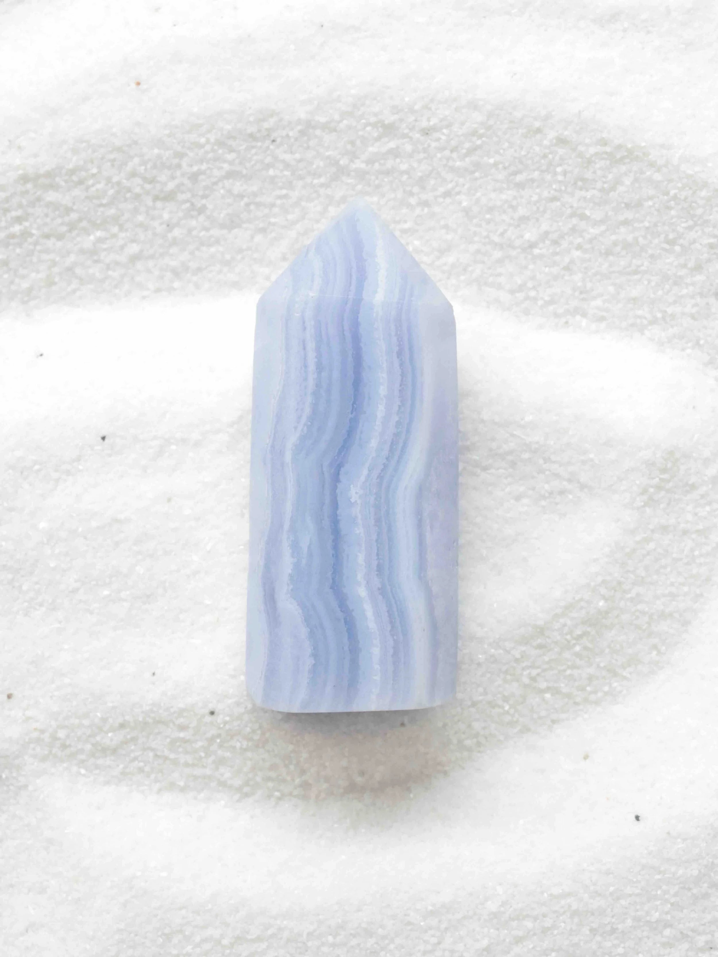 Pointe de Calcedoine bleue | Pierre pour prendre le temps pour soi | SOLYA | Bijoux, pierres, cristaux & minéraux en Belgique | Ethique et naturelle