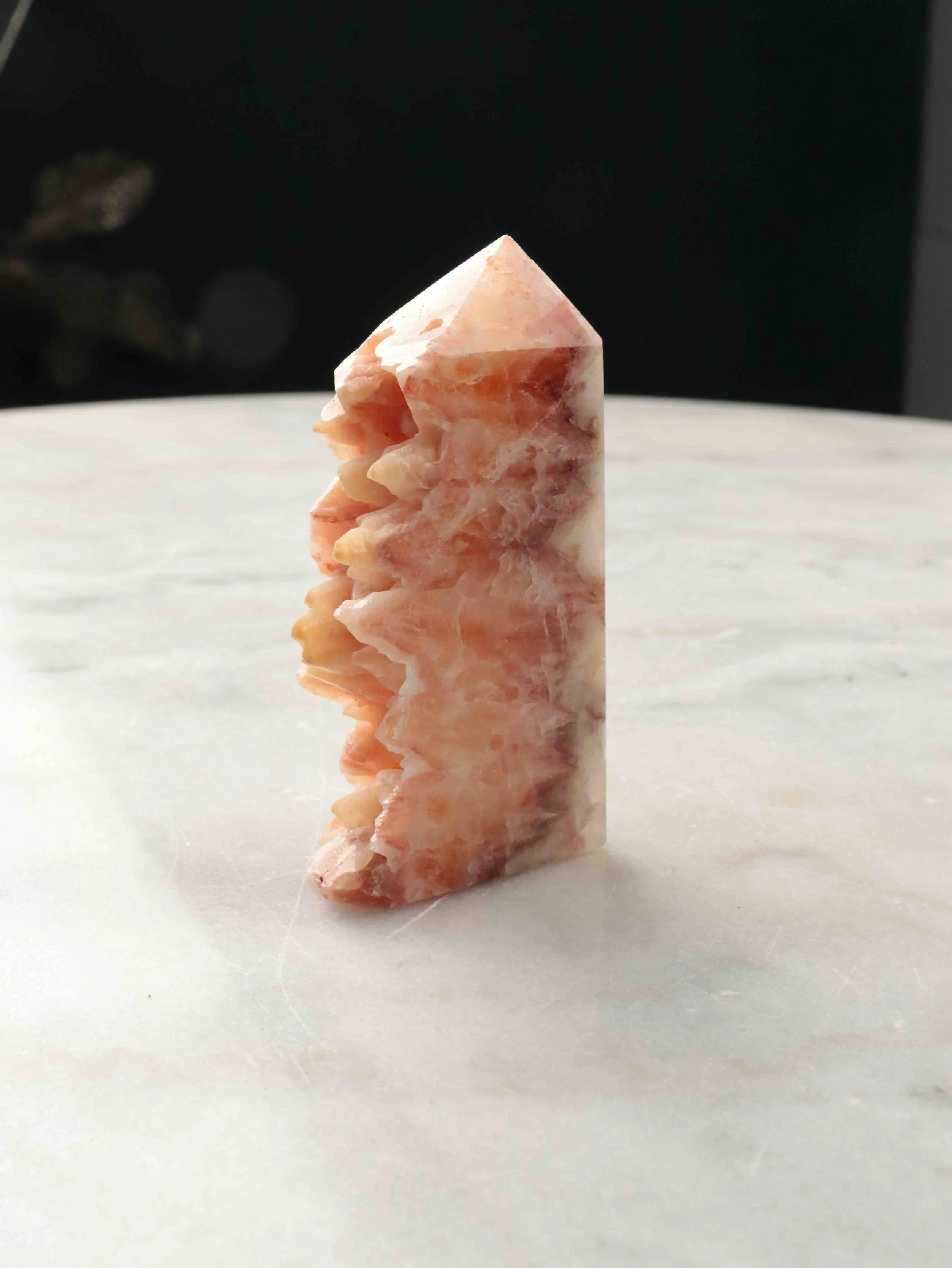 Pointe Calcite orange dents de chien | Pierre pour le positivisme et l'abondance | SOLYA | Pierres ethiques et naturelles en Belgique | Bijoux, cristaux et mineraux 