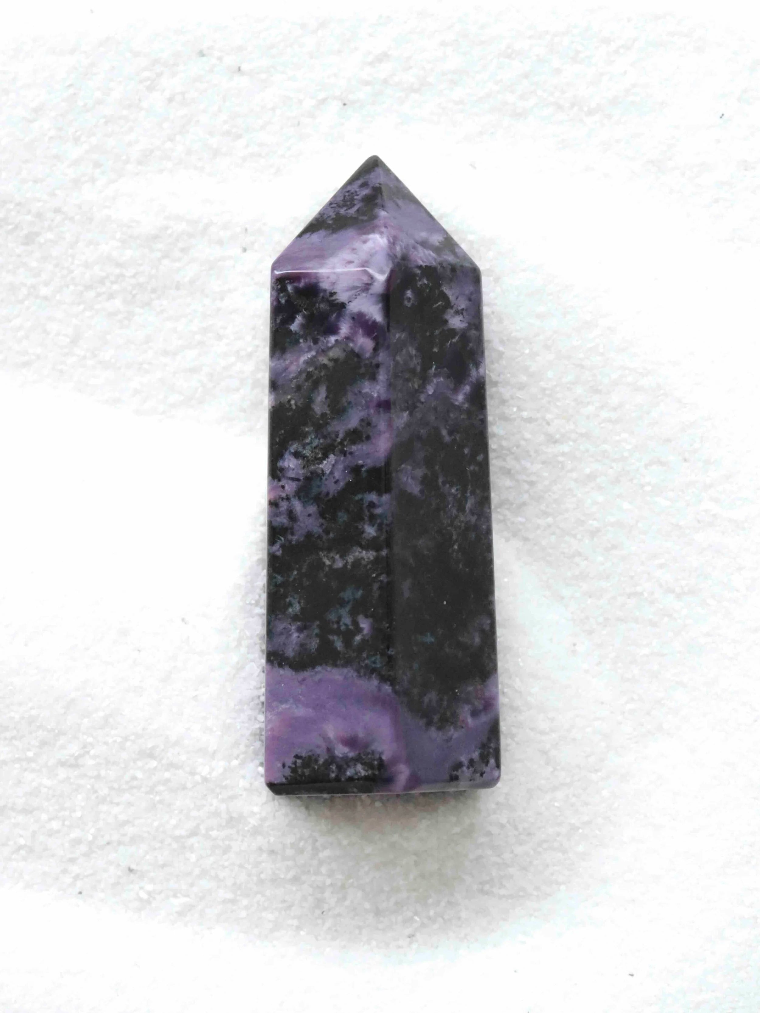 Pointe de Charoïte | Pierre pour l'intuition & la spiritualité | SOLYA | Boutique de bijoux, cristaux & minéraux | Eshop de pierres éthiques & naturelles en Belgique