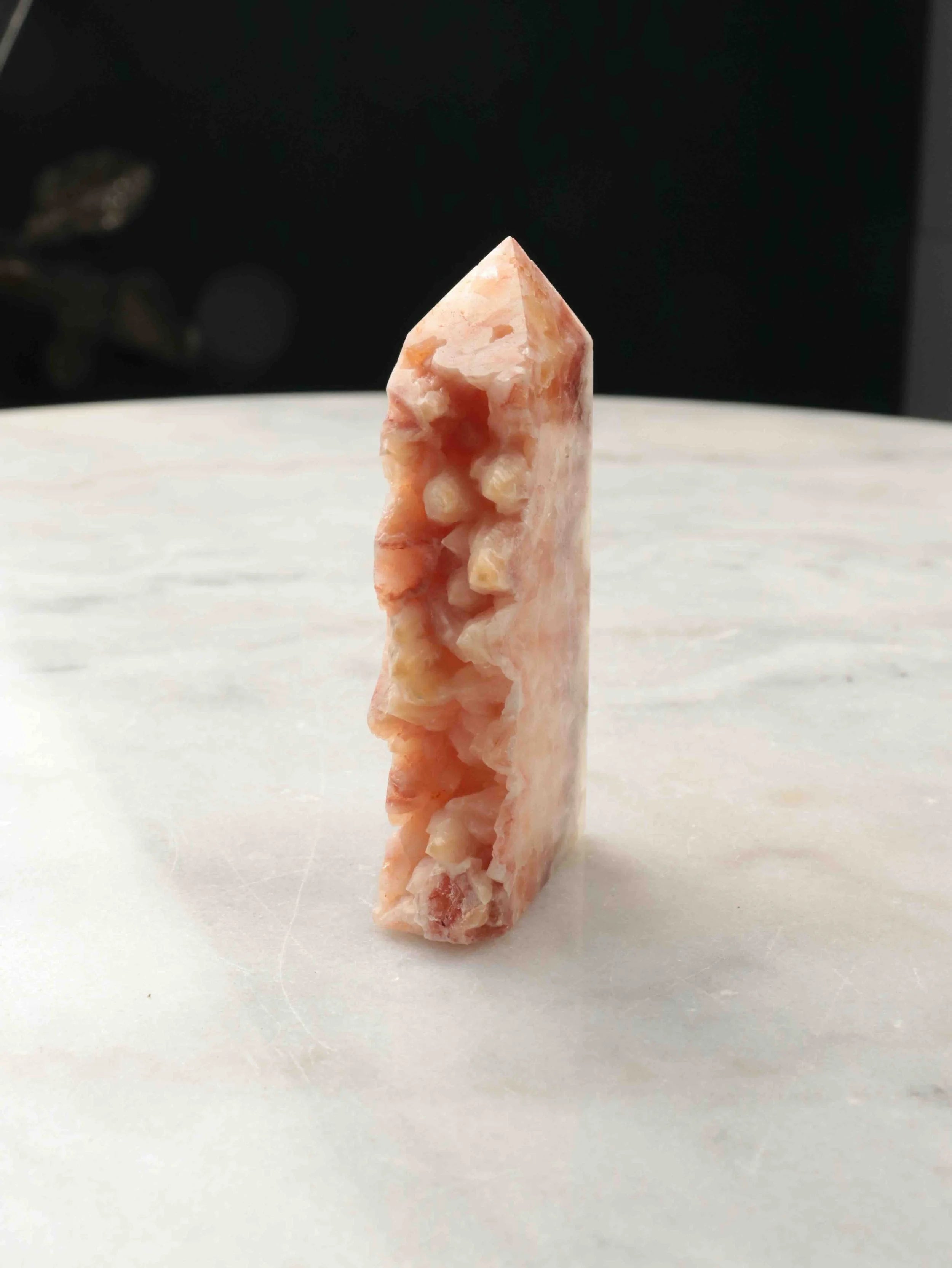 Pointe Calcite orange dents de chien | Pierre pour le positivisme et l'abondance | SOLYA | Pierres ethiques et naturelles en Belgique | Bijoux, cristaux et mineraux 