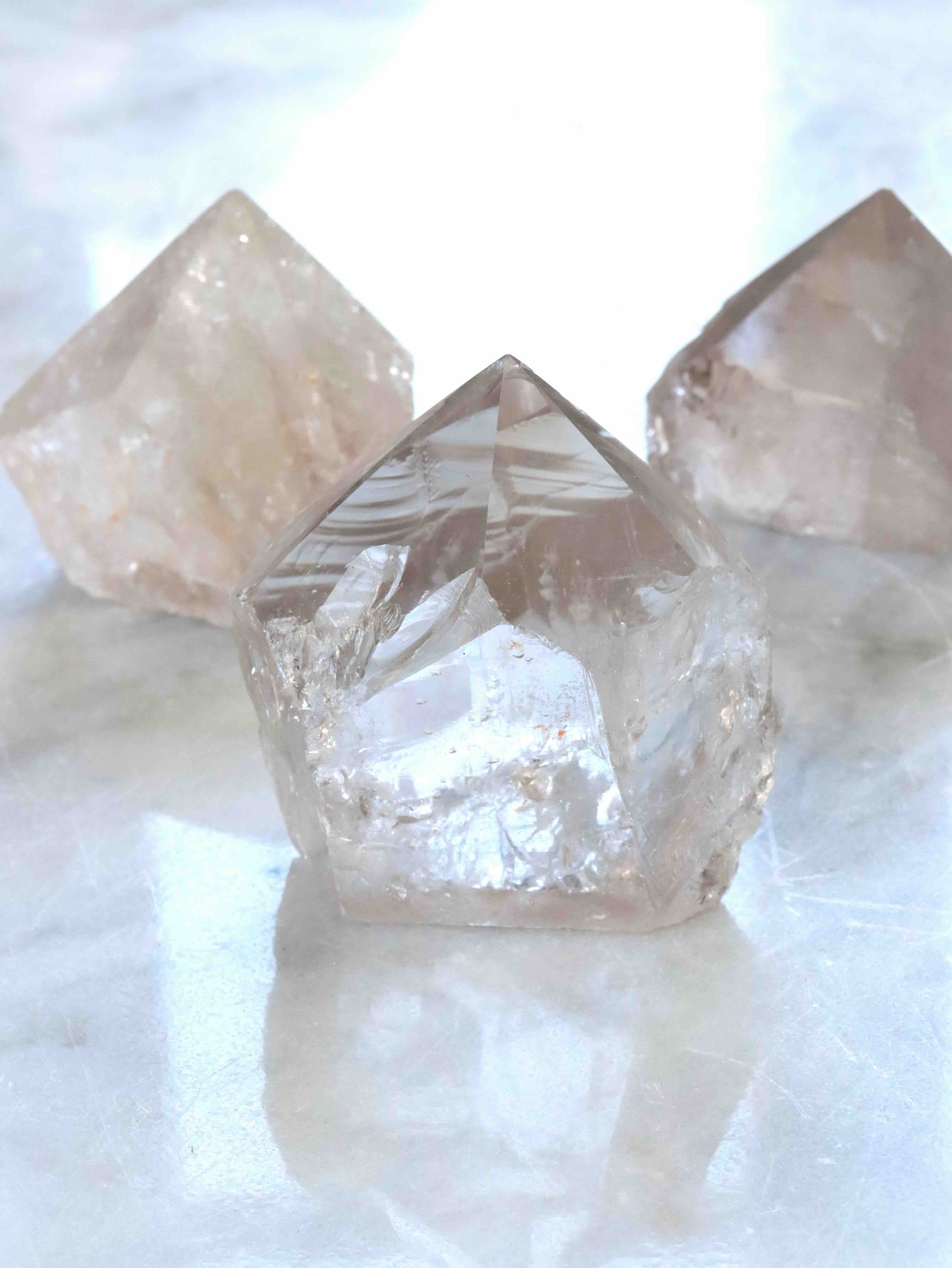 Pointe en Cristal de Roche fumé semi-polie - Pierre pour se recentrer sur son intention - SOLYA - Bijoux, Cristaux et mineraux en Belgique - Boutique de pierres naturelles et ethiques