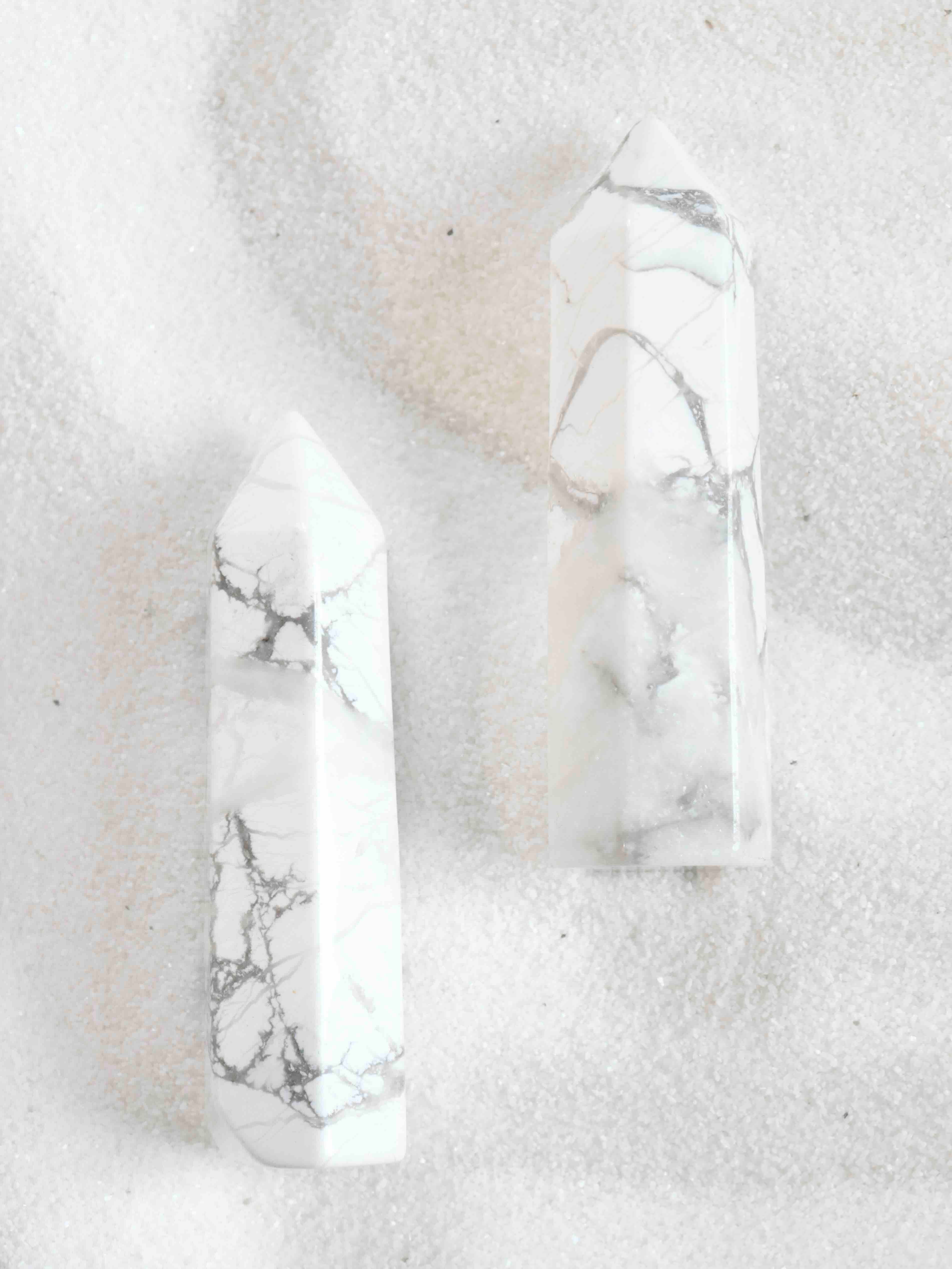 Pointe en Howlite | Pierre pour retrouver la stabilité | SOLYA | Eshop de bijoux, cristaux et mineraux | Pierres naturelles et ethiques en Belgique