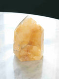 Pointe en Quartz doré - Pierre pour l'Ancrage & la lumière - SOLYA - Bijoux, Cristaux et mineraux en Belgique - Boutique de pierres naturelles et ethiques