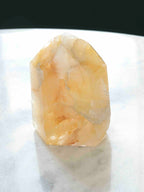 Pointe en Quartz doré - Pierre pour l'Ancrage & la lumière - SOLYA - Bijoux, Cristaux et mineraux en Belgique - Boutique de pierres naturelles et ethiques