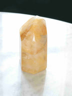 Pointe en Quartz doré - Pierre pour l'Ancrage & la lumière - SOLYA - Bijoux, Cristaux et mineraux en Belgique - Boutique de pierres naturelles et ethiques