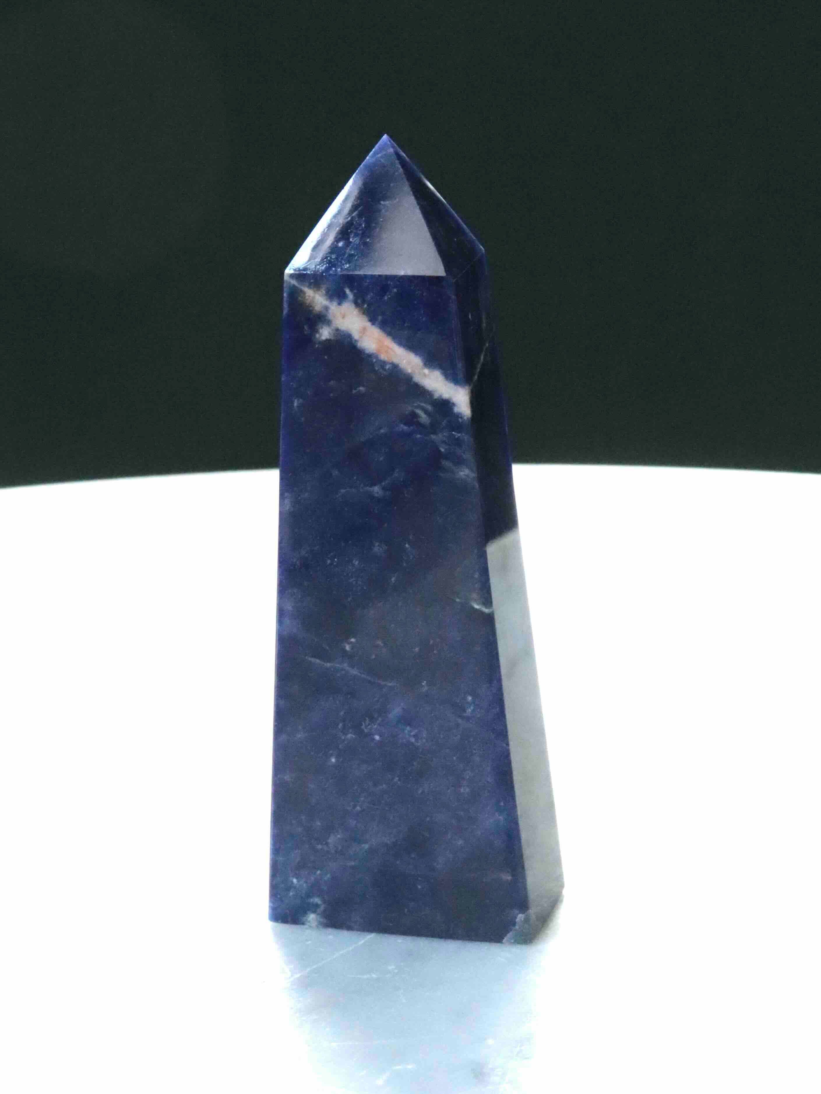 Pointe Sodalite - Pierre pour clarifier ses pensées - SOLYA - Bijoux, Cristaux et mineraux en Belgique - Boutique de pierres naturelles et ethiques
