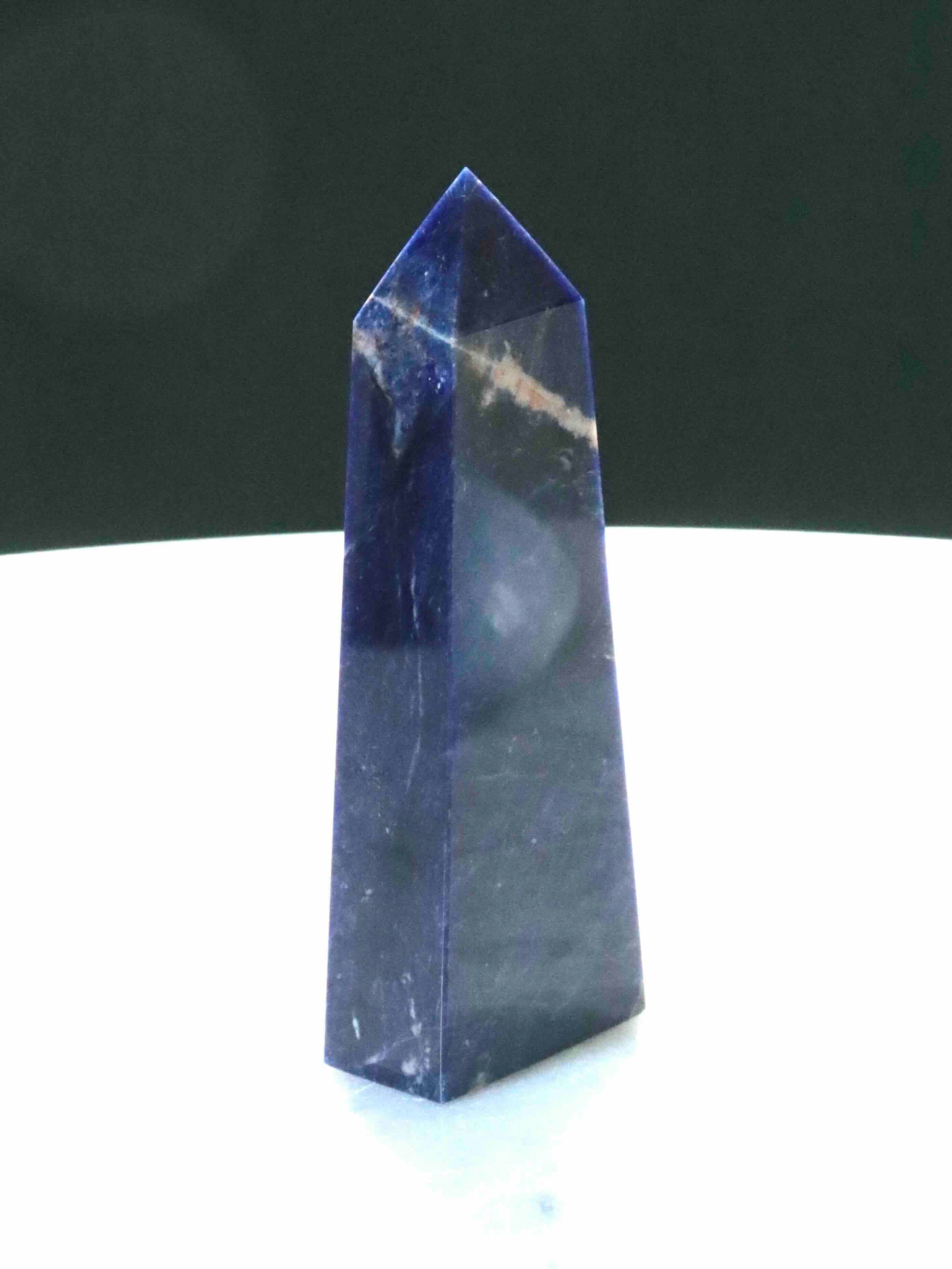Pointe Sodalite - Pierre pour clarifier ses pensées - SOLYA - Bijoux, Cristaux et mineraux en Belgique - Boutique de pierres naturelles et ethiques