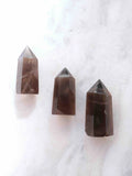 Pointes en Quartz fumé | Pierre pour se recentrer et atténuer les émotions fortes | SOLYA | Bijoux, pierres, cristaux & minéraux en Belgique | Ethique et naturelles