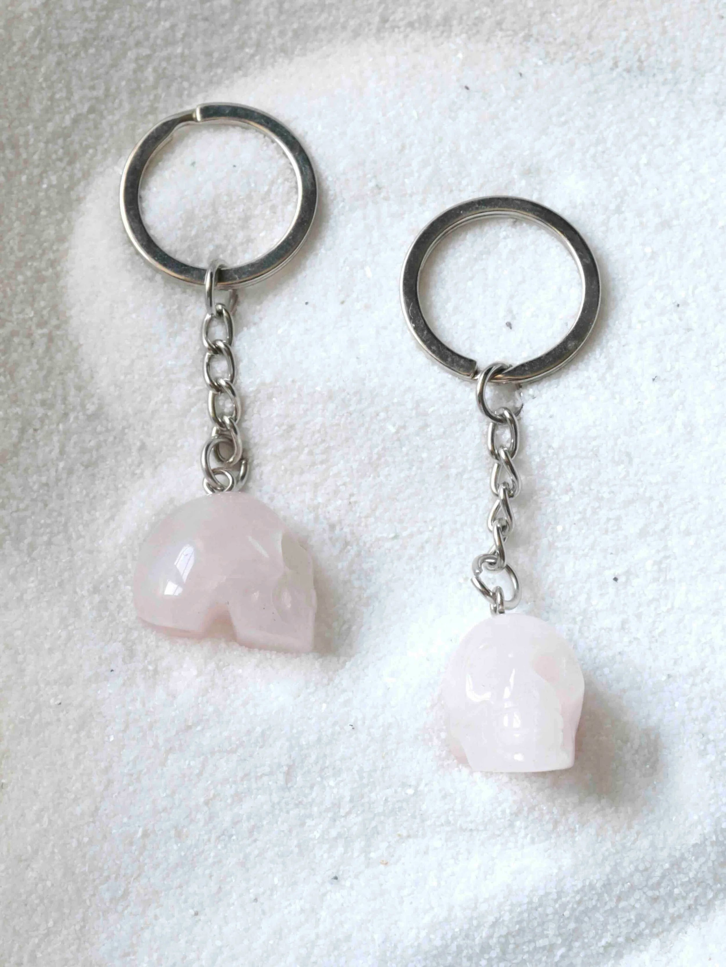 Porte-clé mini crâne Quartz rose | Pierre pour l'Amour & la douceur| SOLYA | Eshop de bijoux, cristaux & minéraux | Magasin de pierres éthiques & naturelles en Belgique