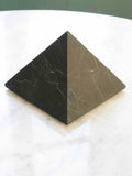 Pyramide de Shungite - Pierre pour neutraliser & harmoniser - SOLYA - Bijoux, Cristaux et mineraux en Belgique - Boutique de pierres naturelles et ethiques